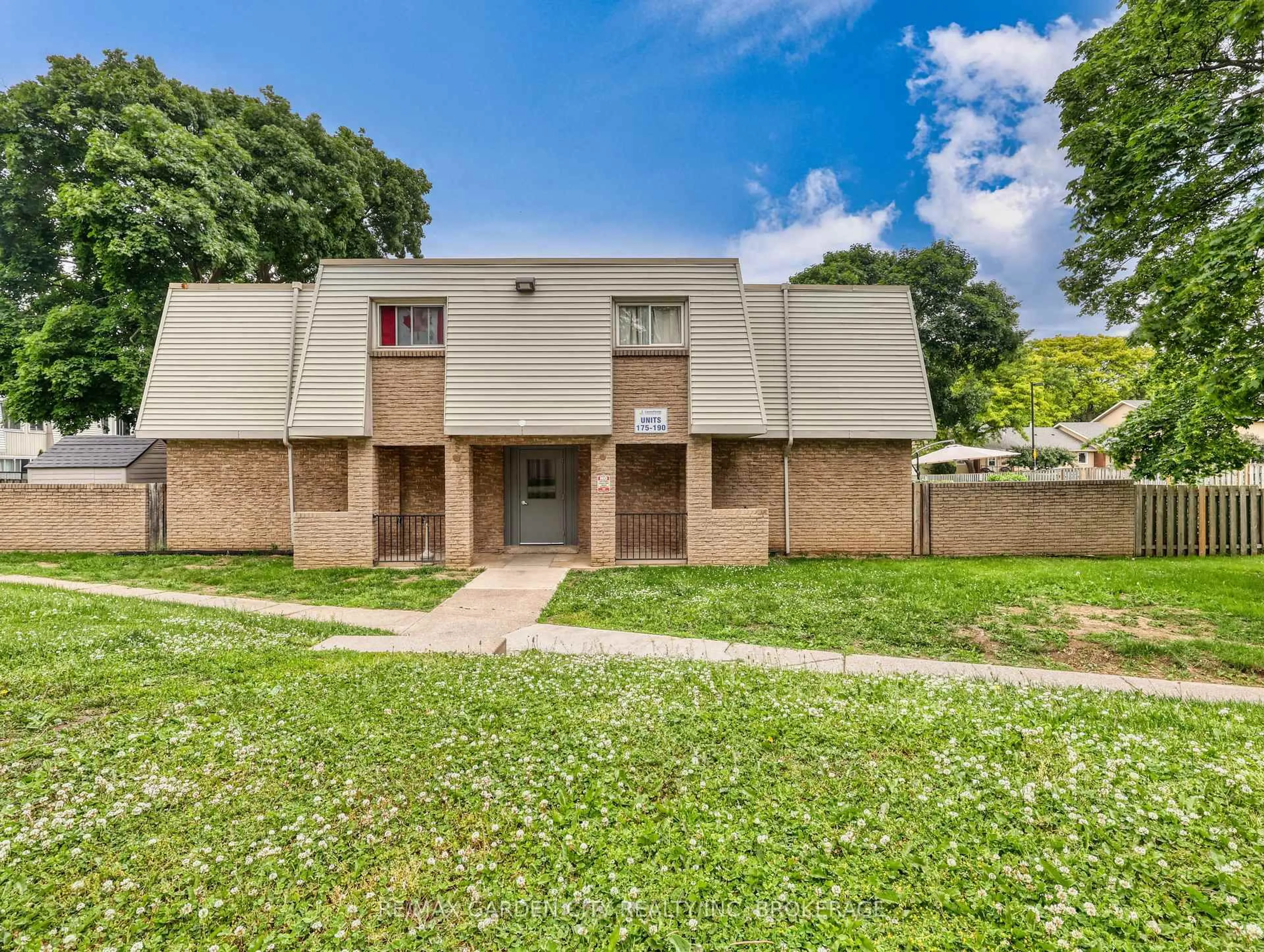 A pic from outside/outdoor area/front of a property/back of a property/a pic from drone, building for 17 Old Pine Tr #176, St. Catharines Ontario L2M 6P9