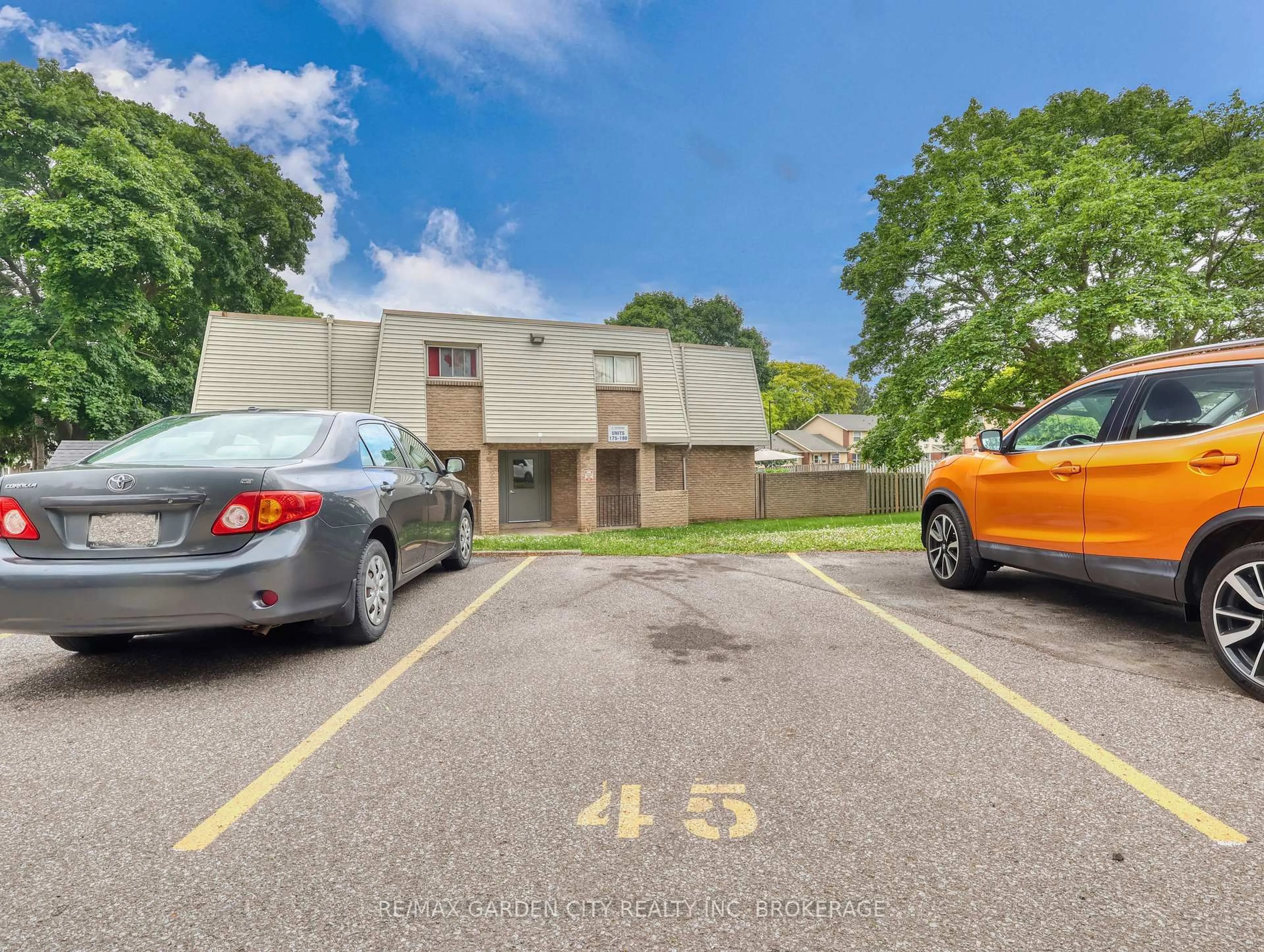 A pic from outside/outdoor area/front of a property/back of a property/a pic from drone, street for 17 Old Pine Tr #176, St. Catharines Ontario L2M 6P9