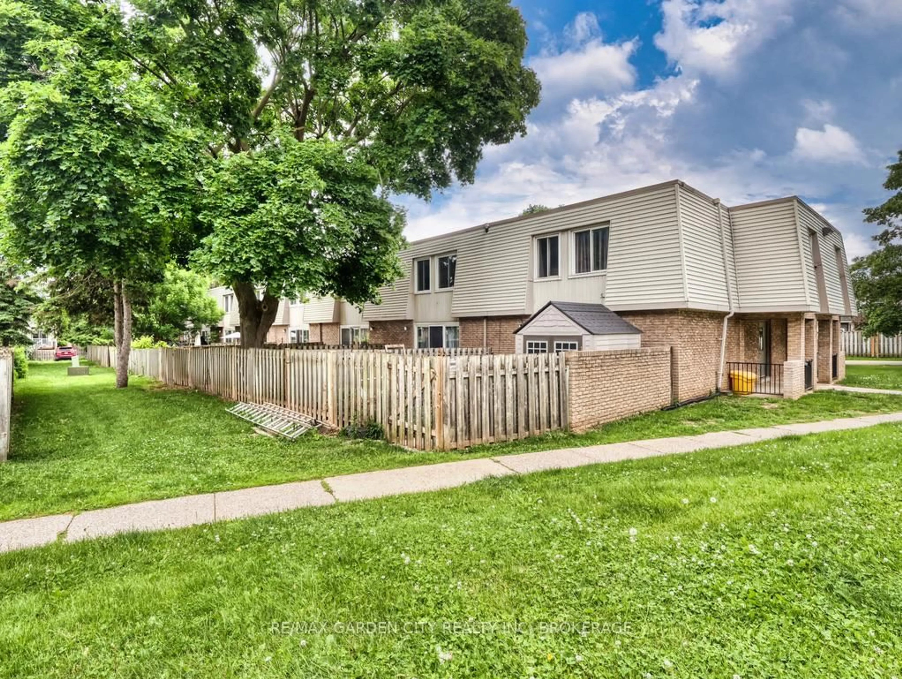 A pic from outside/outdoor area/front of a property/back of a property/a pic from drone, street for 17 Old Pine Tr #176, St. Catharines Ontario L2M 6P9