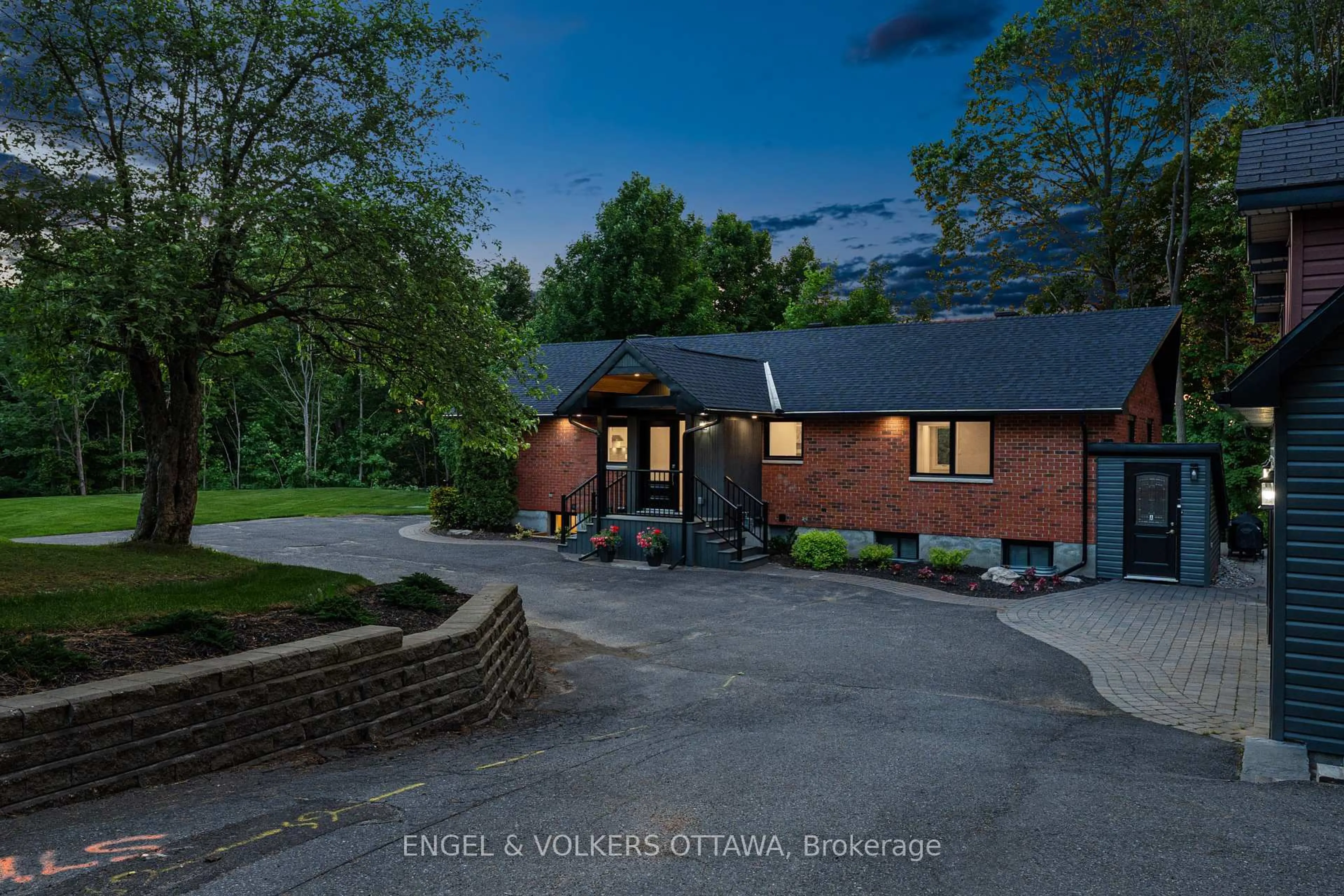 A pic from outside/outdoor area/front of a property/back of a property/a pic from drone, unknown for 2326 Stoney Lane, Ottawa Ontario K4C 1B9