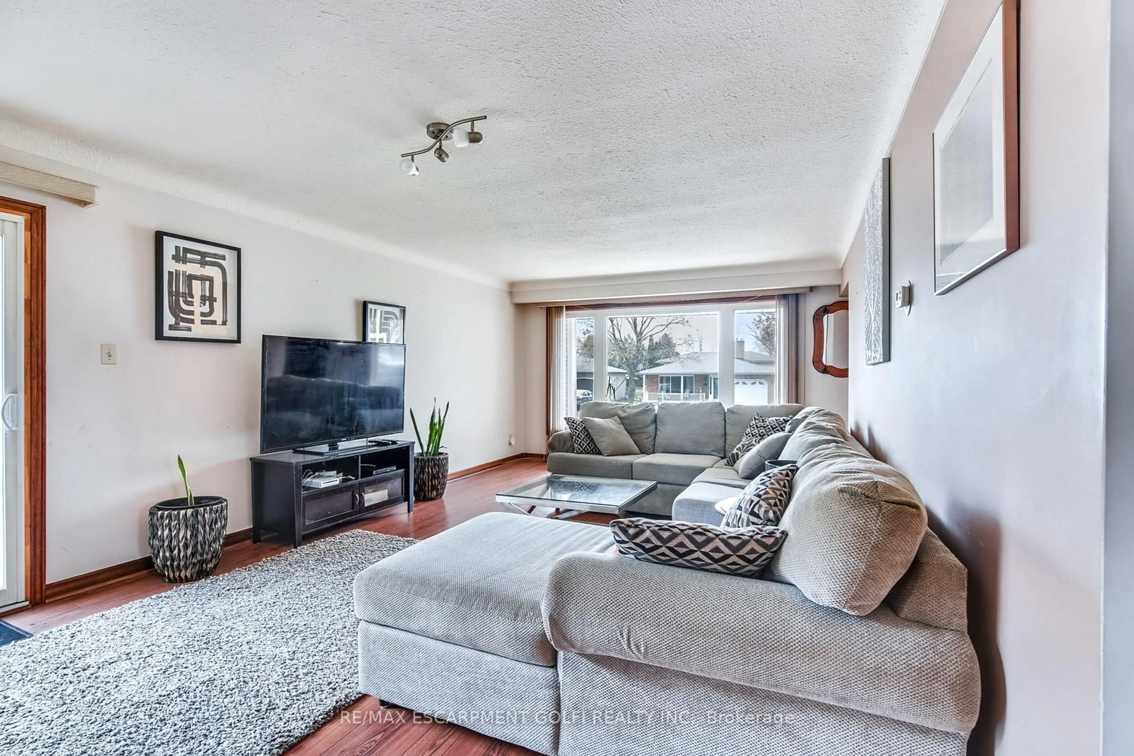 Living room with furniture, unknown for 6186 Delta Dr, Niagara Falls Ontario L2H 2G8