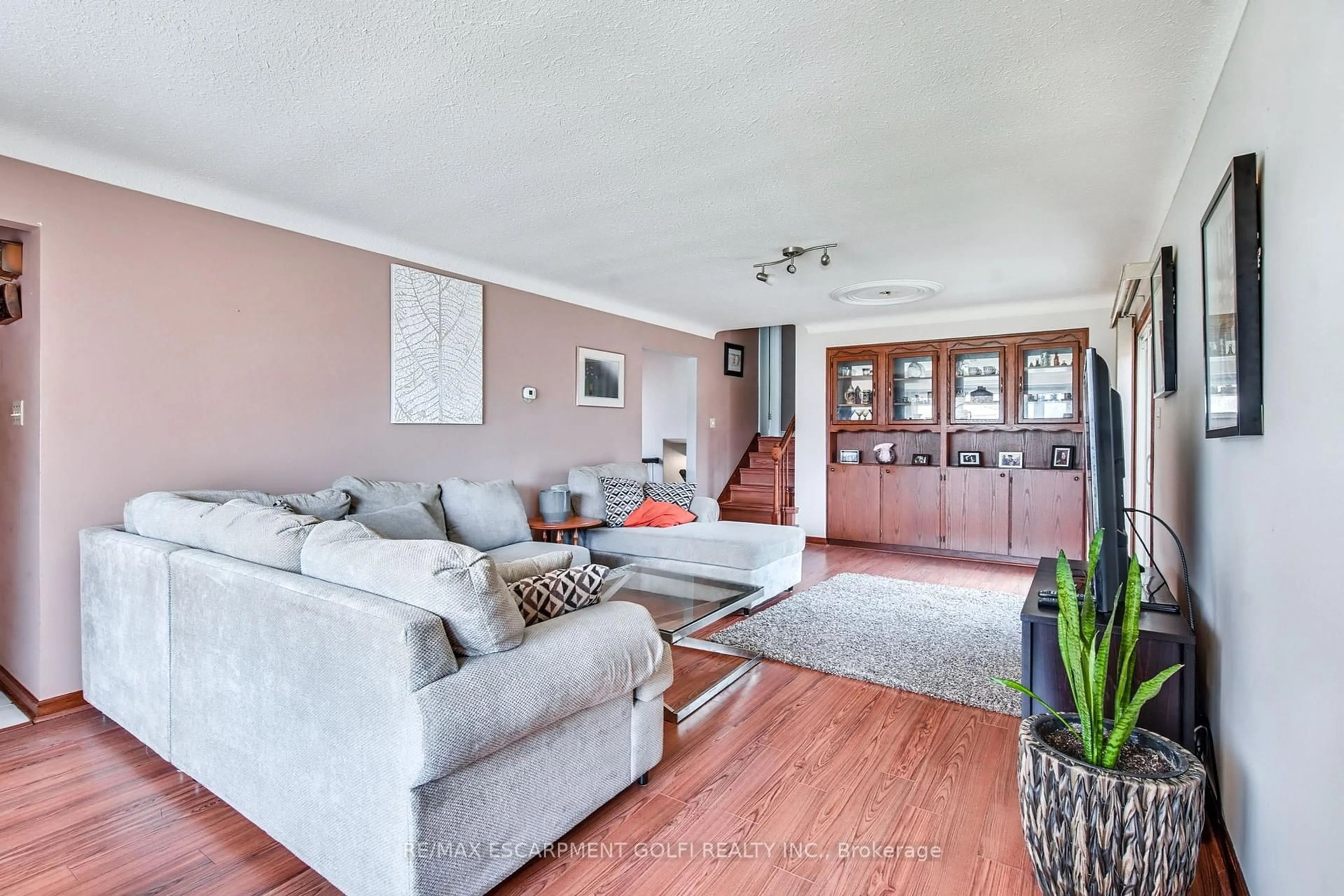 Living room with furniture, wood/laminate floor for 6186 Delta Dr, Niagara Falls Ontario L2H 2G8