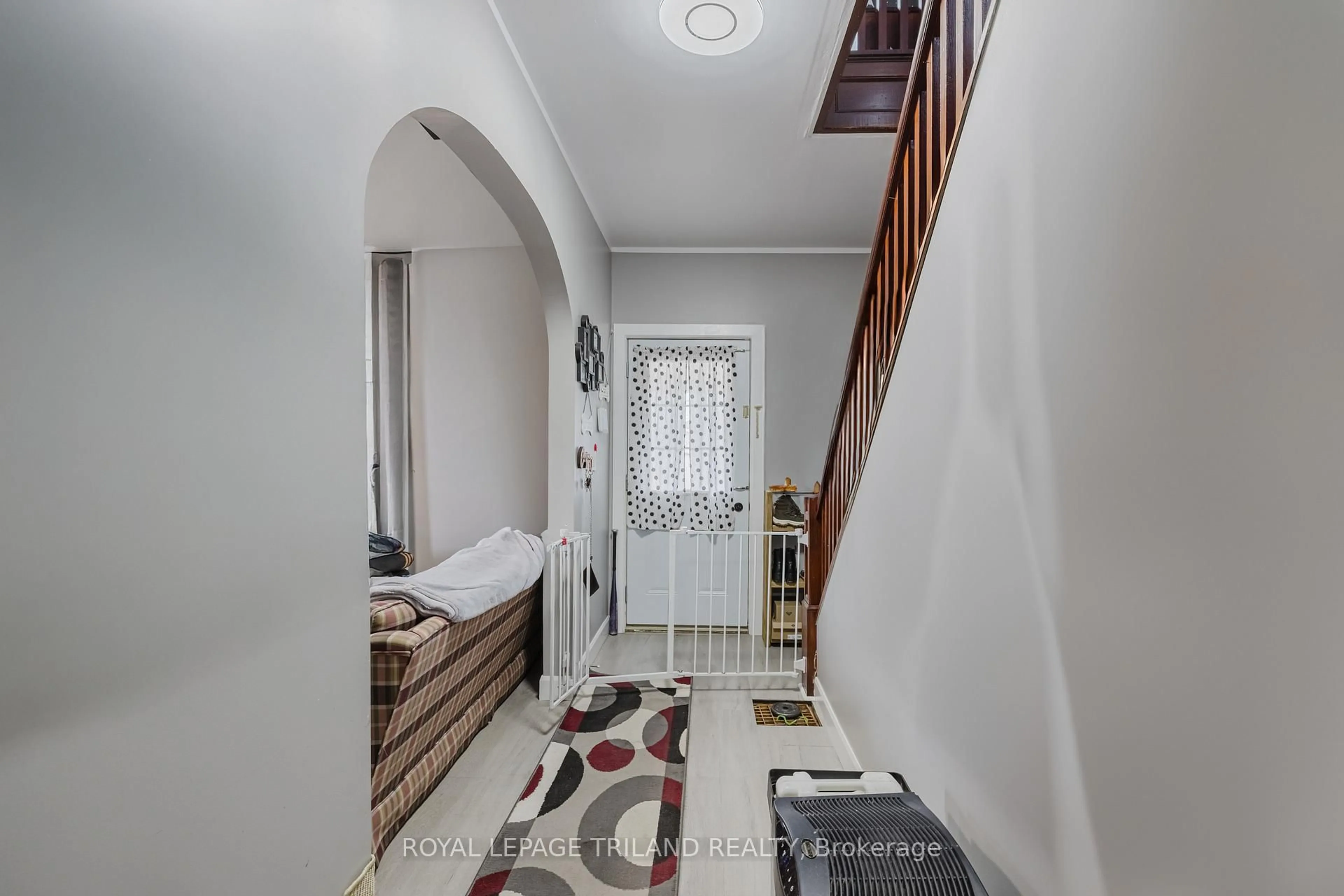 Indoor foyer for 245 SYDENHAM St, Aylmer Ontario N5H 1M1