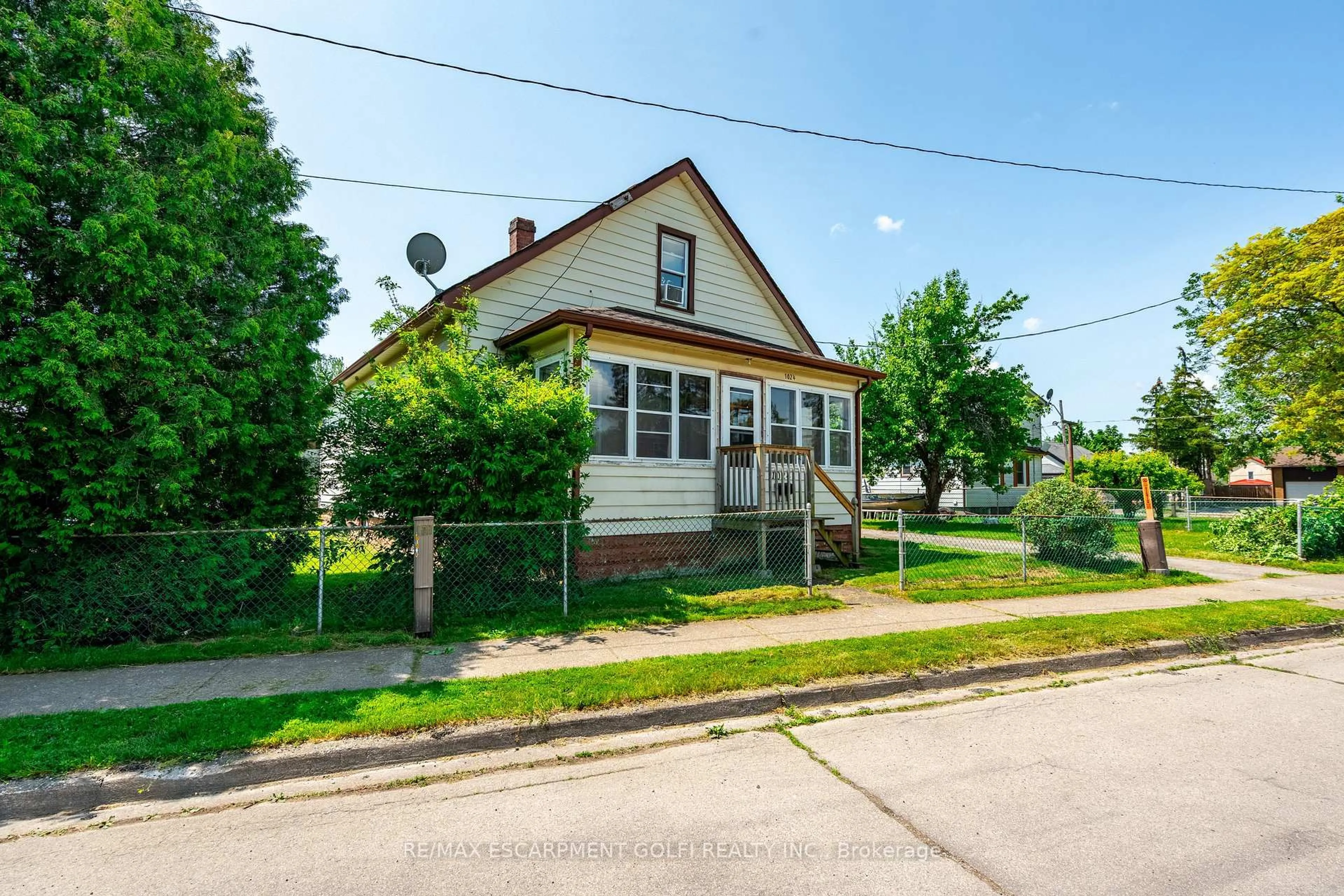 A pic from outside/outdoor area/front of a property/back of a property/a pic from drone, street for 1024 RAILROAD Ave, Welland Ontario L3B 5G2