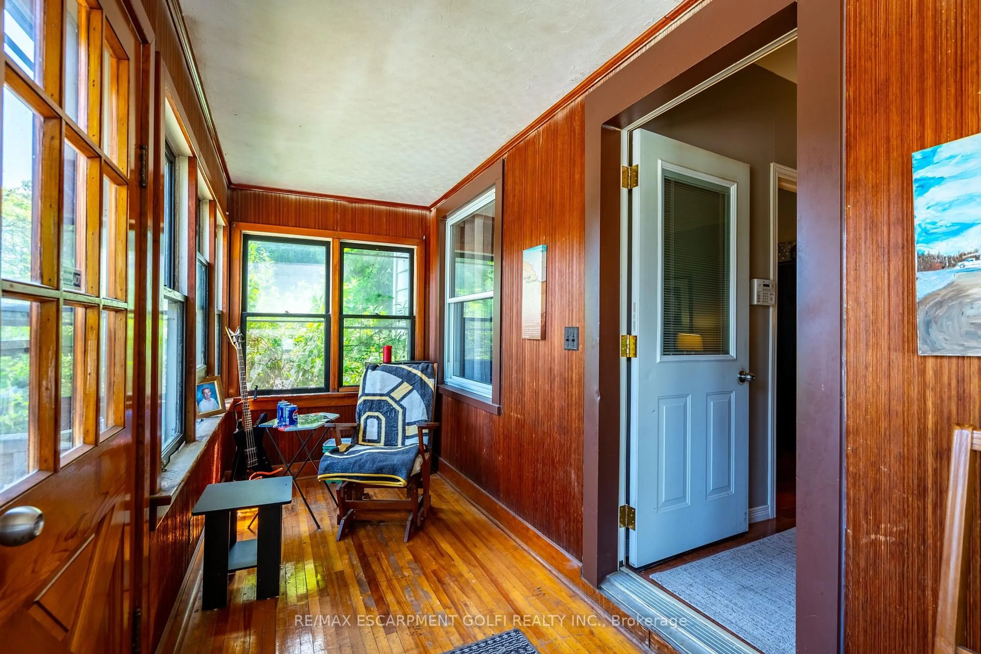 Indoor entryway for 1024 RAILROAD Ave, Welland Ontario L3B 5G2