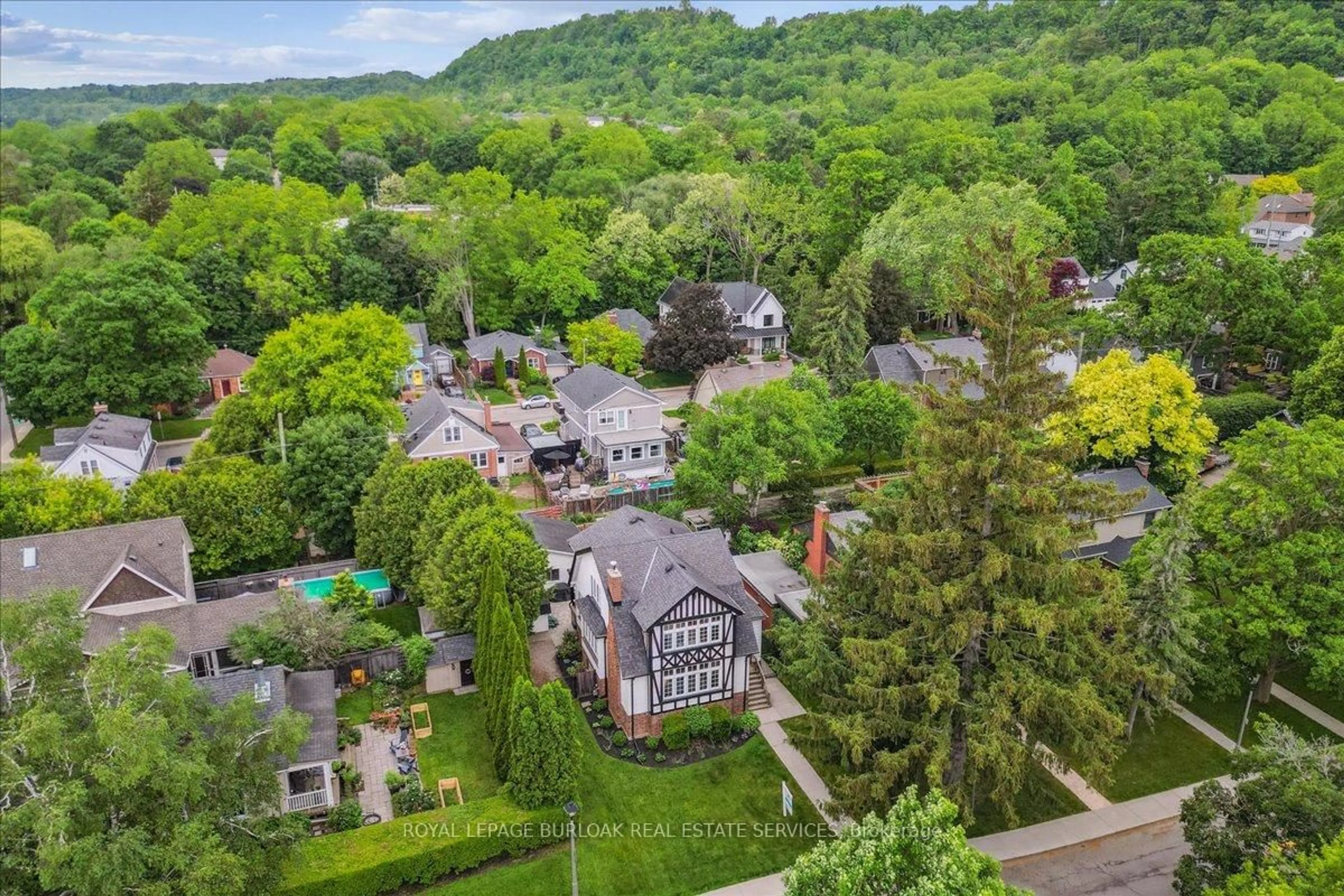 A pic from outside/outdoor area/front of a property/back of a property/a pic from drone, street for 6 Parkview Row, Hamilton Ontario L9H 2R9