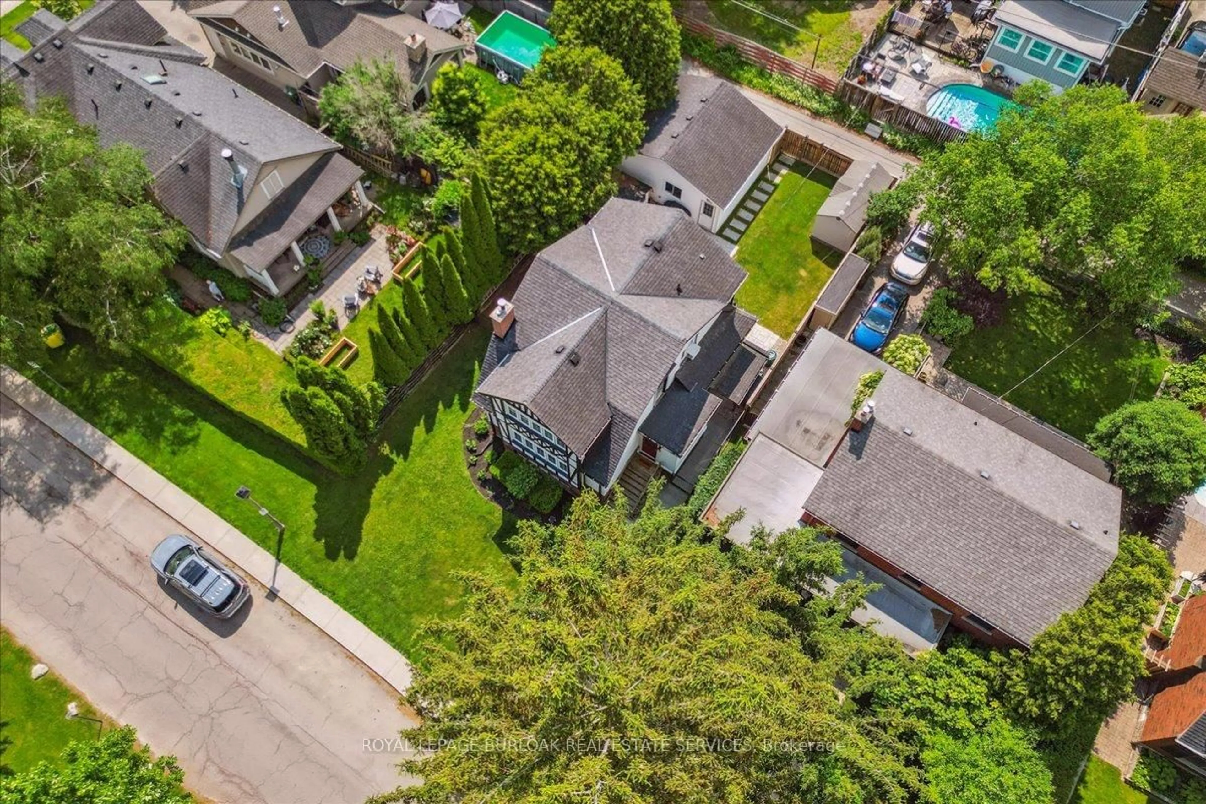A pic from outside/outdoor area/front of a property/back of a property/a pic from drone, street for 6 Parkview Row, Hamilton Ontario L9H 2R9