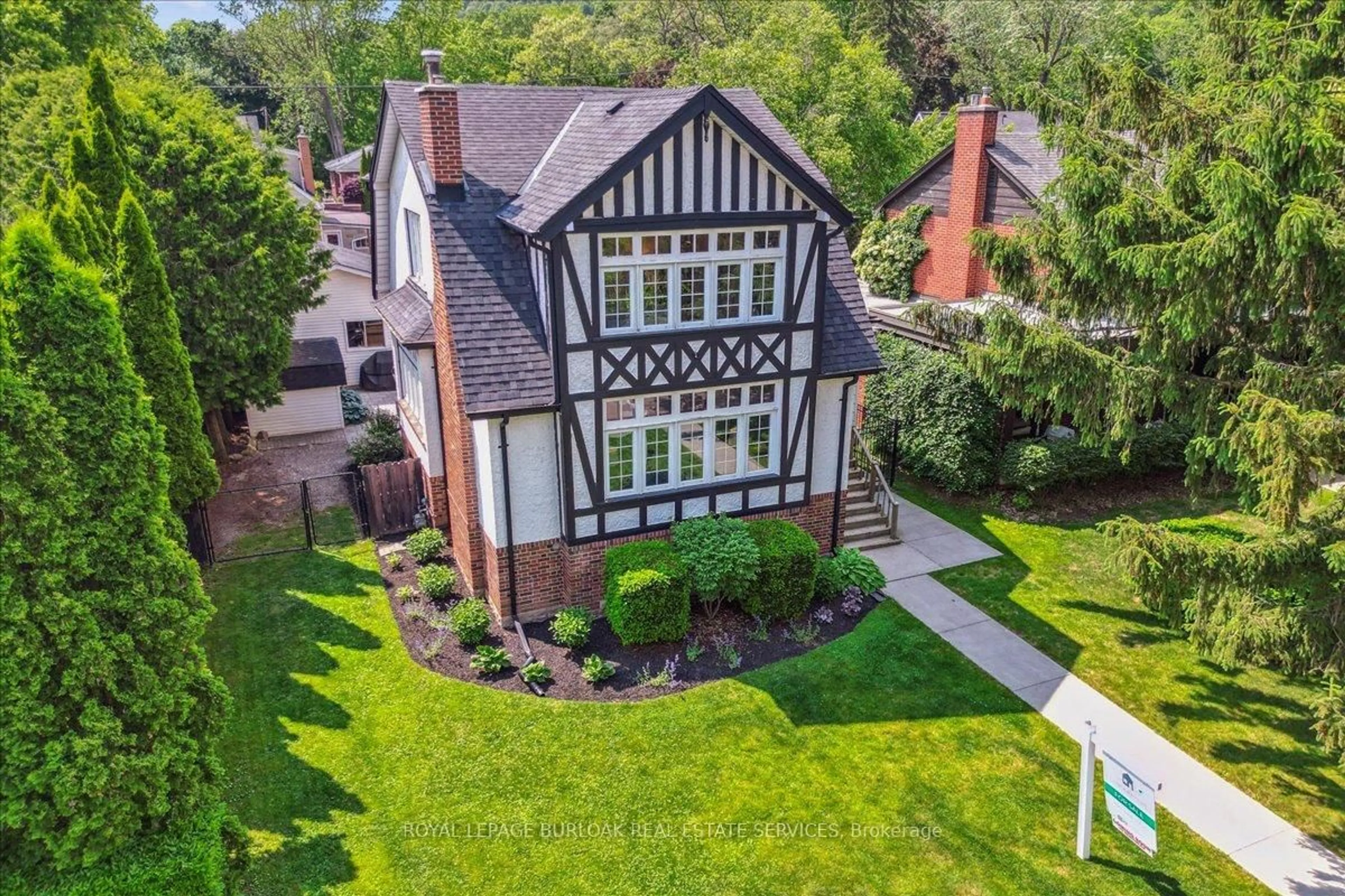 A pic from outside/outdoor area/front of a property/back of a property/a pic from drone, street for 6 Parkview Row, Hamilton Ontario L9H 2R9