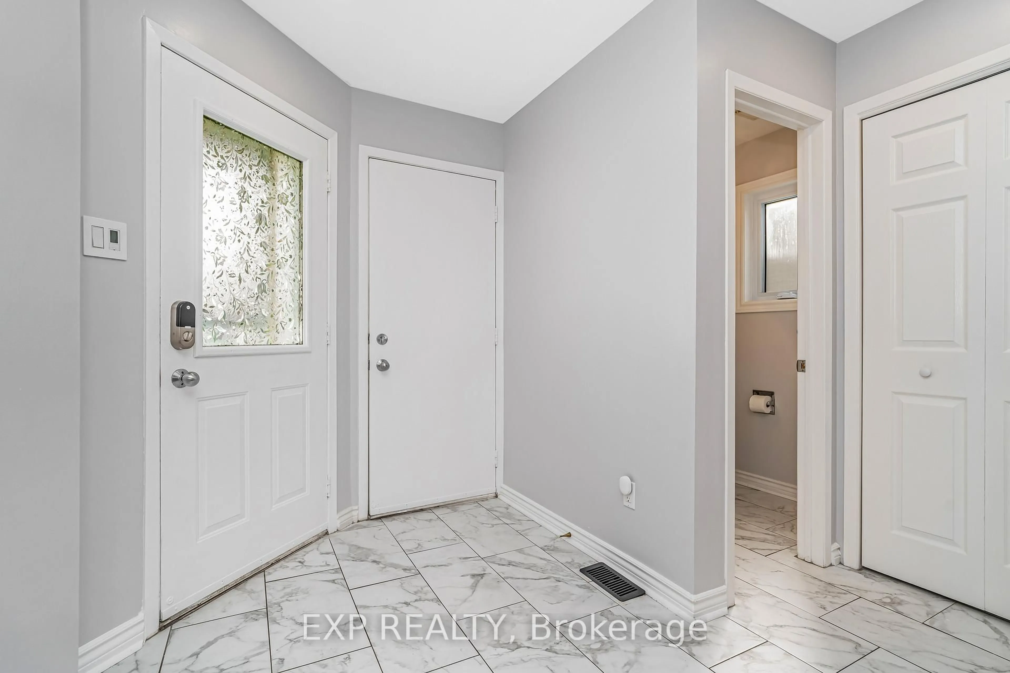 Indoor entryway for 50 Saddle Cres, Ottawa Ontario K1G 5L3