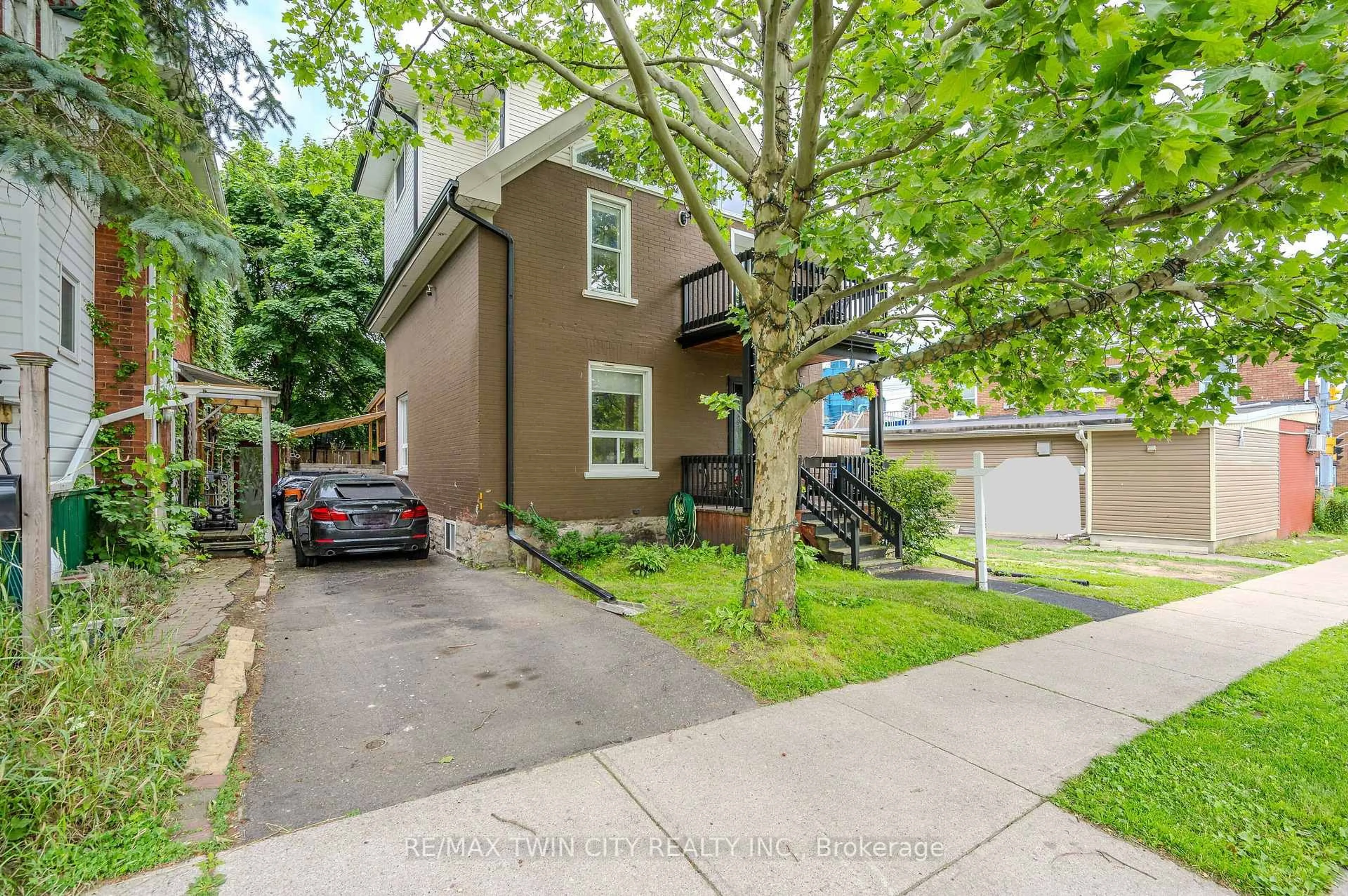 A pic from outside/outdoor area/front of a property/back of a property/a pic from drone, street for 33 Glasgow St, Kitchener Ontario N2G 2G6