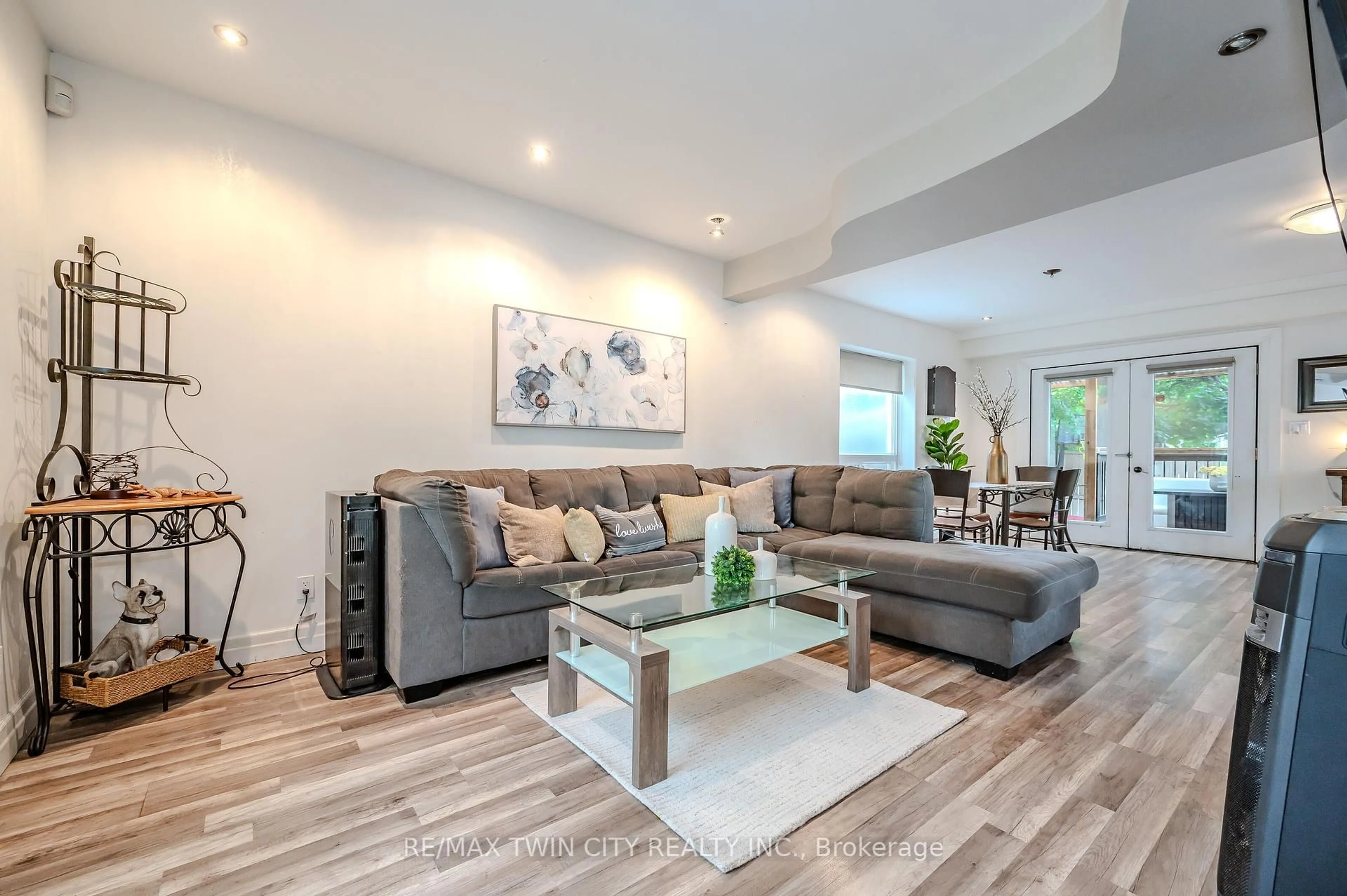 Living room with furniture, unknown for 33 Glasgow St, Kitchener Ontario N2G 2G6