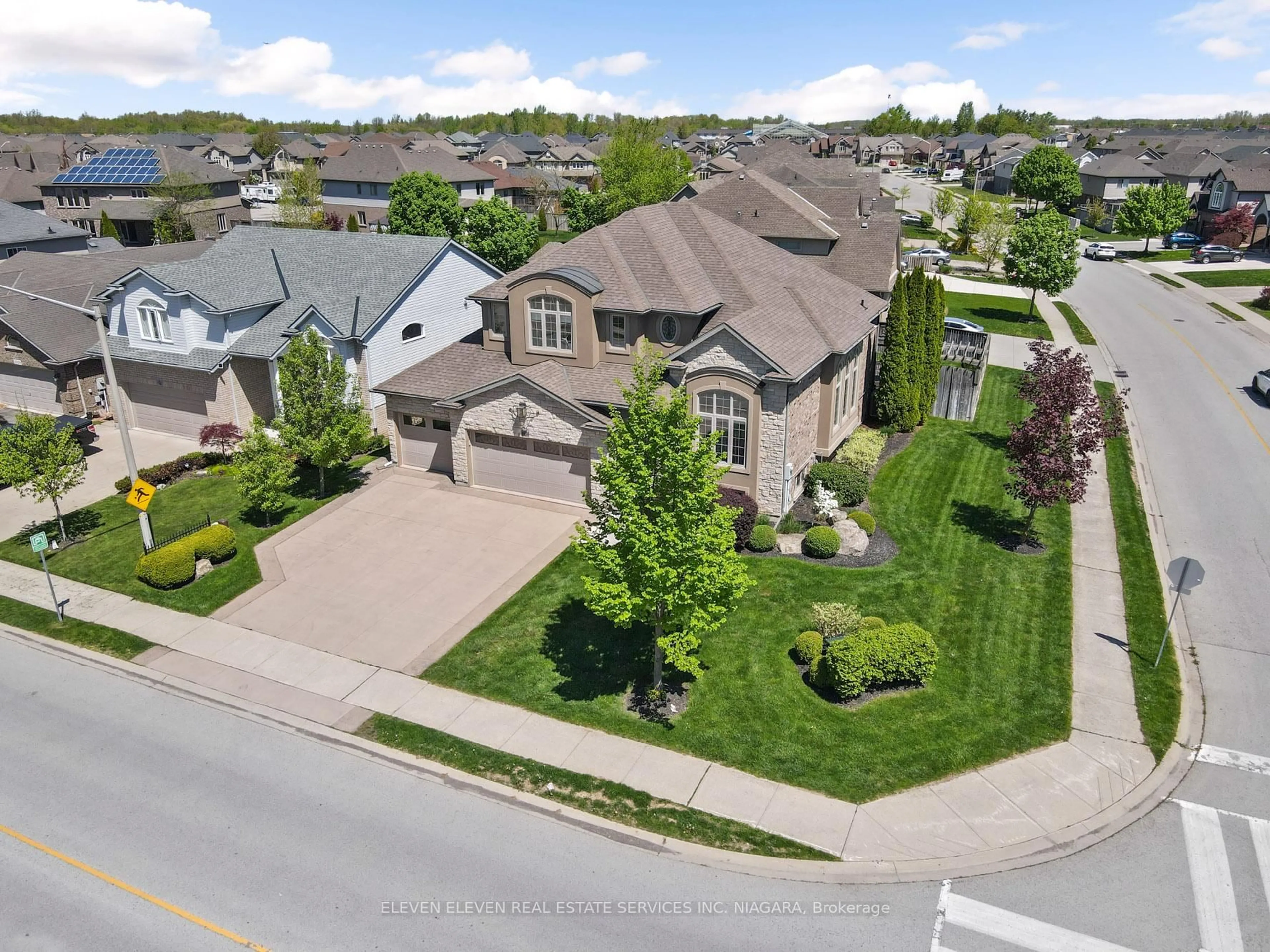 A pic from outside/outdoor area/front of a property/back of a property/a pic from drone, street for 8535 Forestview Blvd, Niagara Falls Ontario L2H 0B2