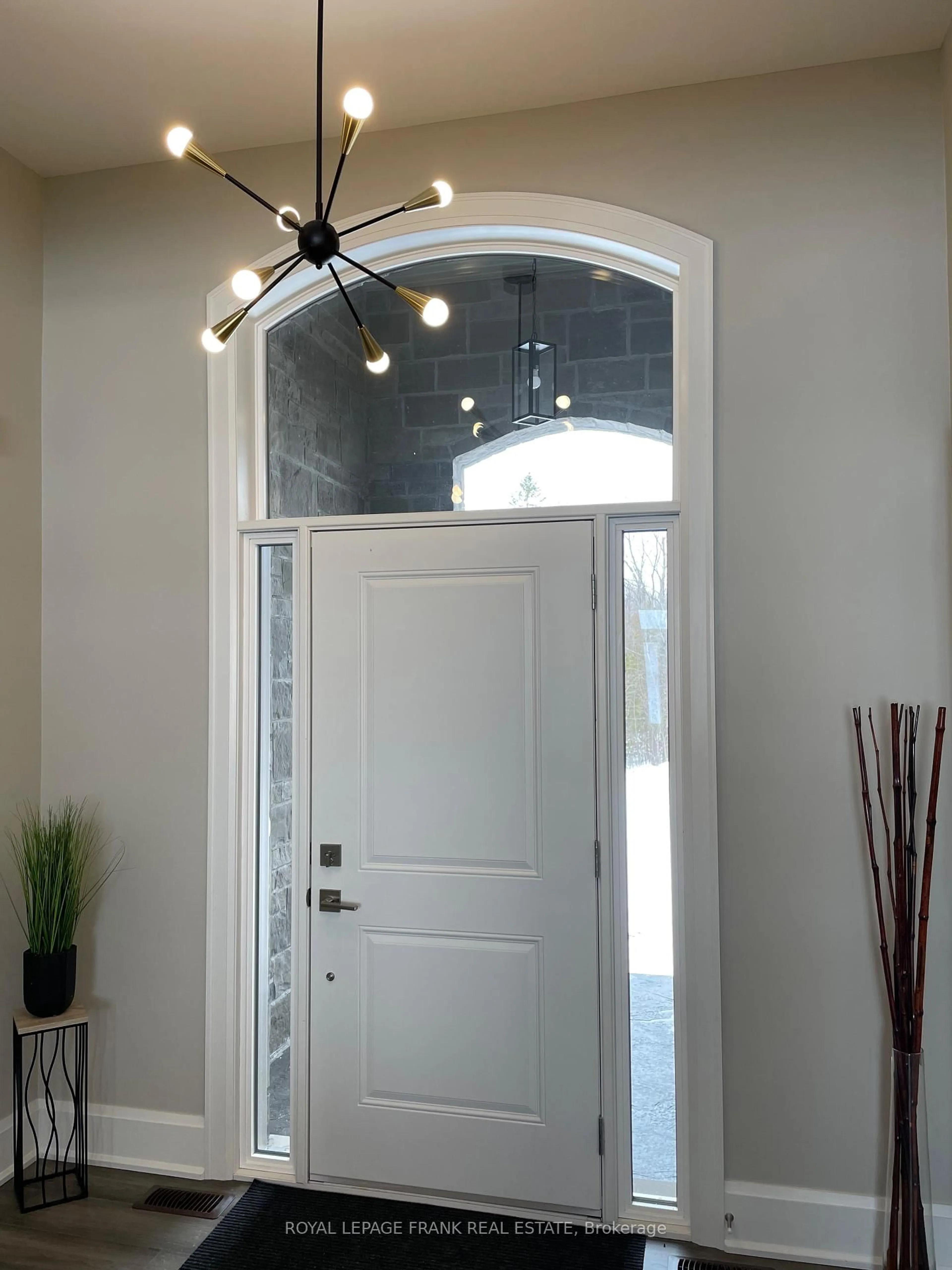 Indoor entryway for 7 Nipigon St, Kawartha Lakes Ontario K0M 1N0