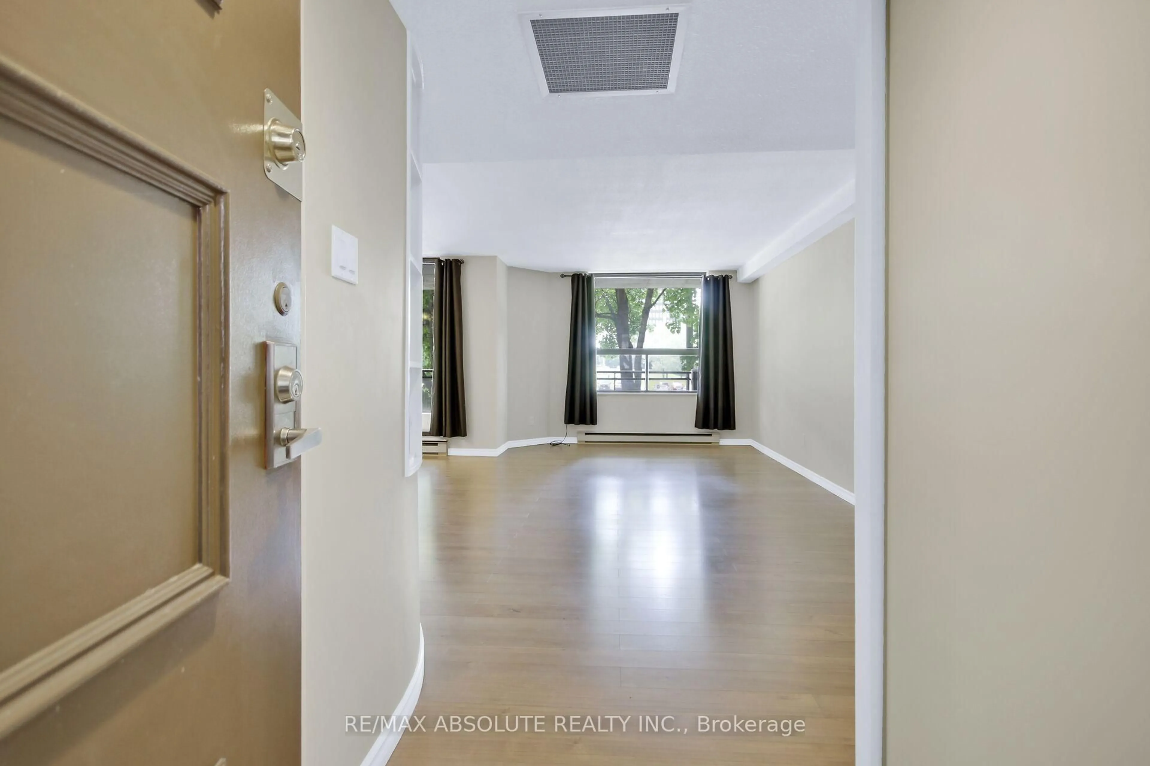 Indoor foyer for 50 Emmerson Ave #203, Ottawa Ontario K1Y 4P7