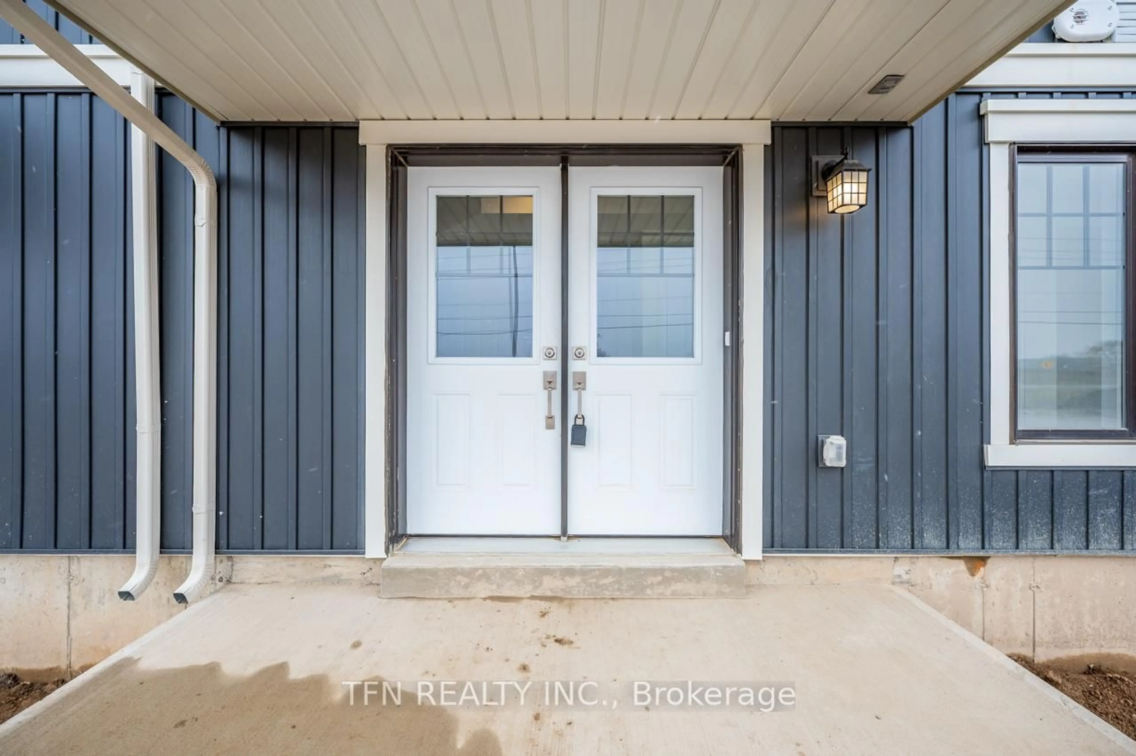 Indoor entryway for 40 Norwich Cres, Haldimand Ontario N3W 0J4