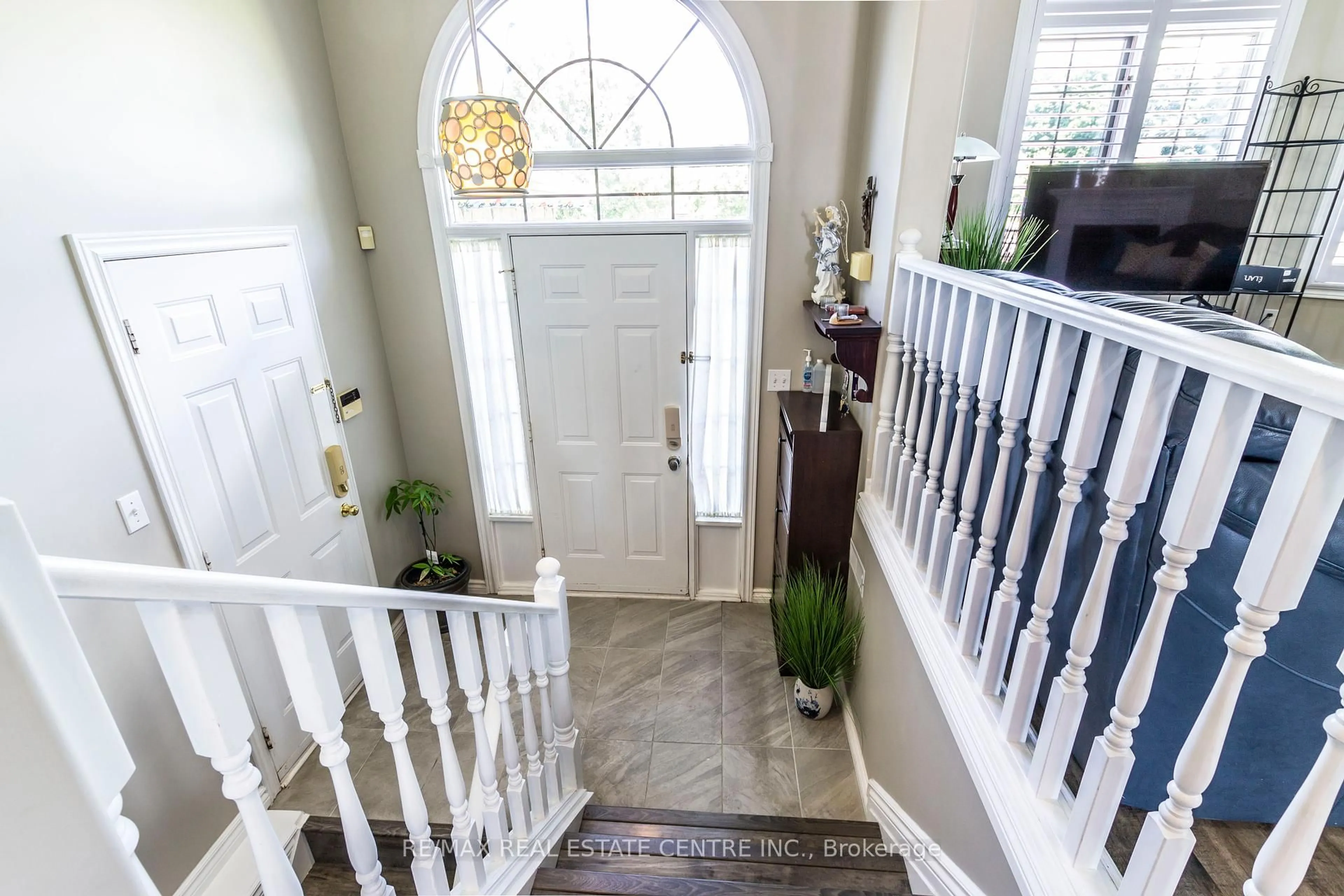 Indoor entryway for 1 Mccormick Way, Brantford Ontario N3V 1E6