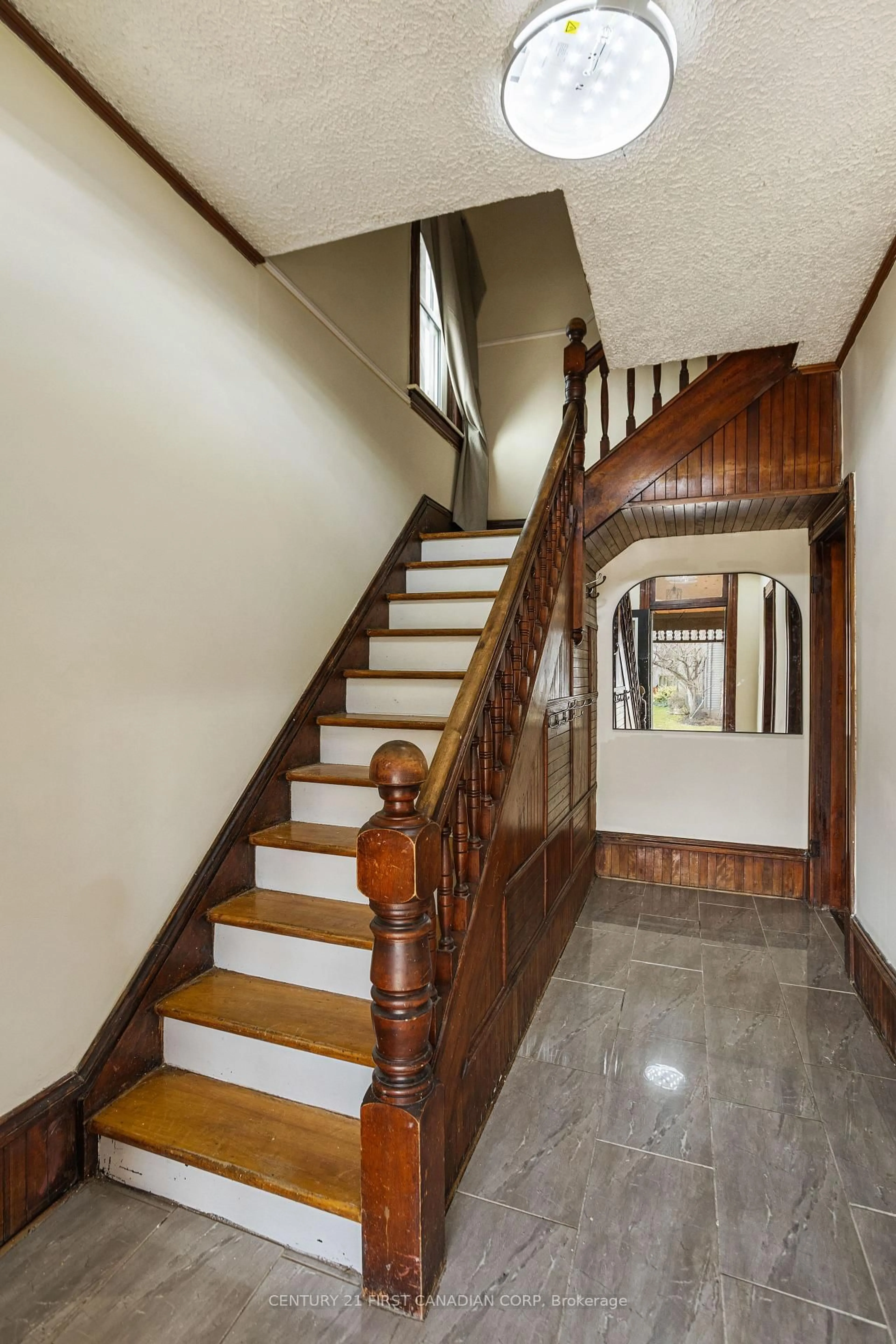 Indoor foyer for 79 Scott St, St. Thomas Ontario N5P 1L1