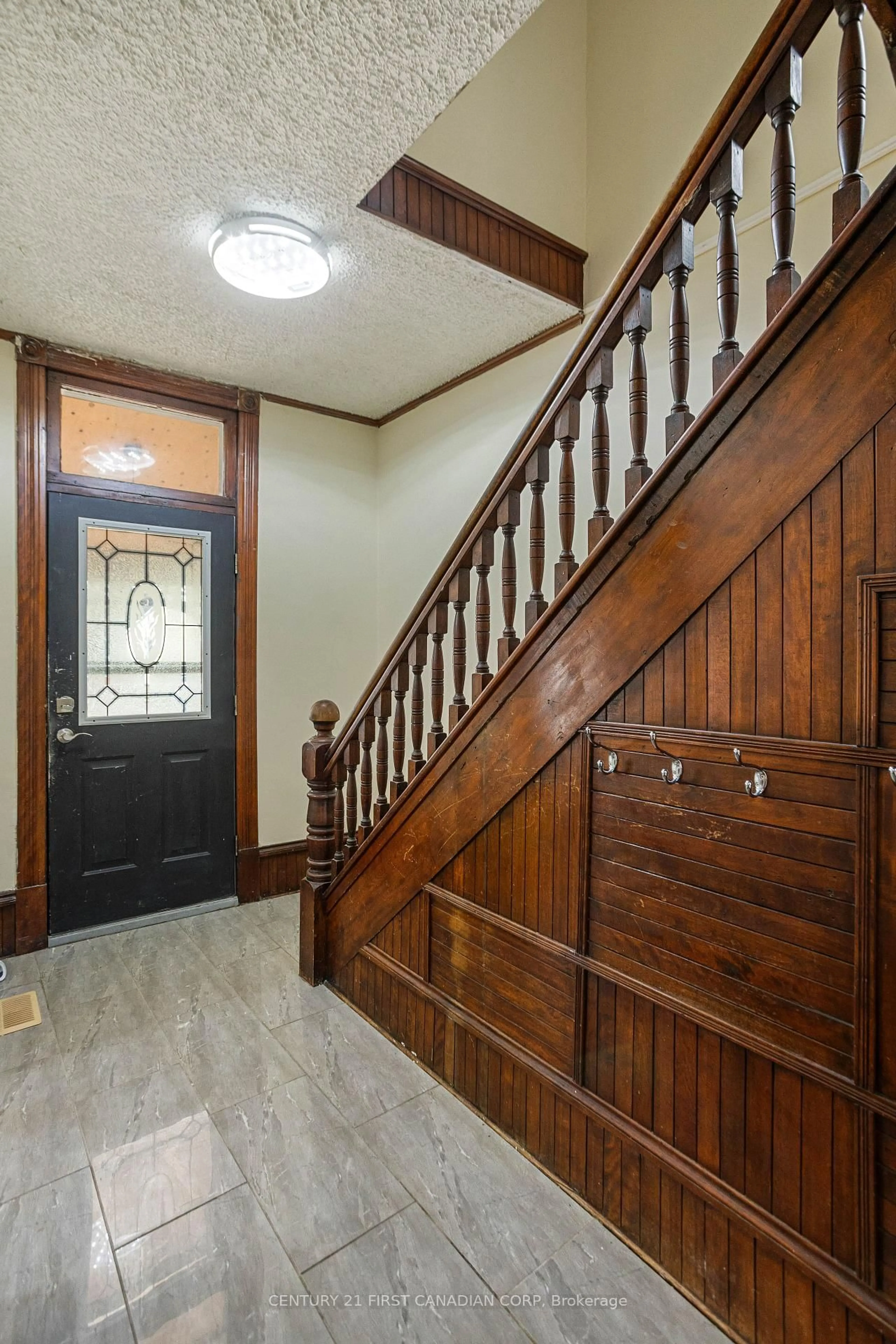 Indoor foyer for 79 Scott St, St. Thomas Ontario N5P 1L1