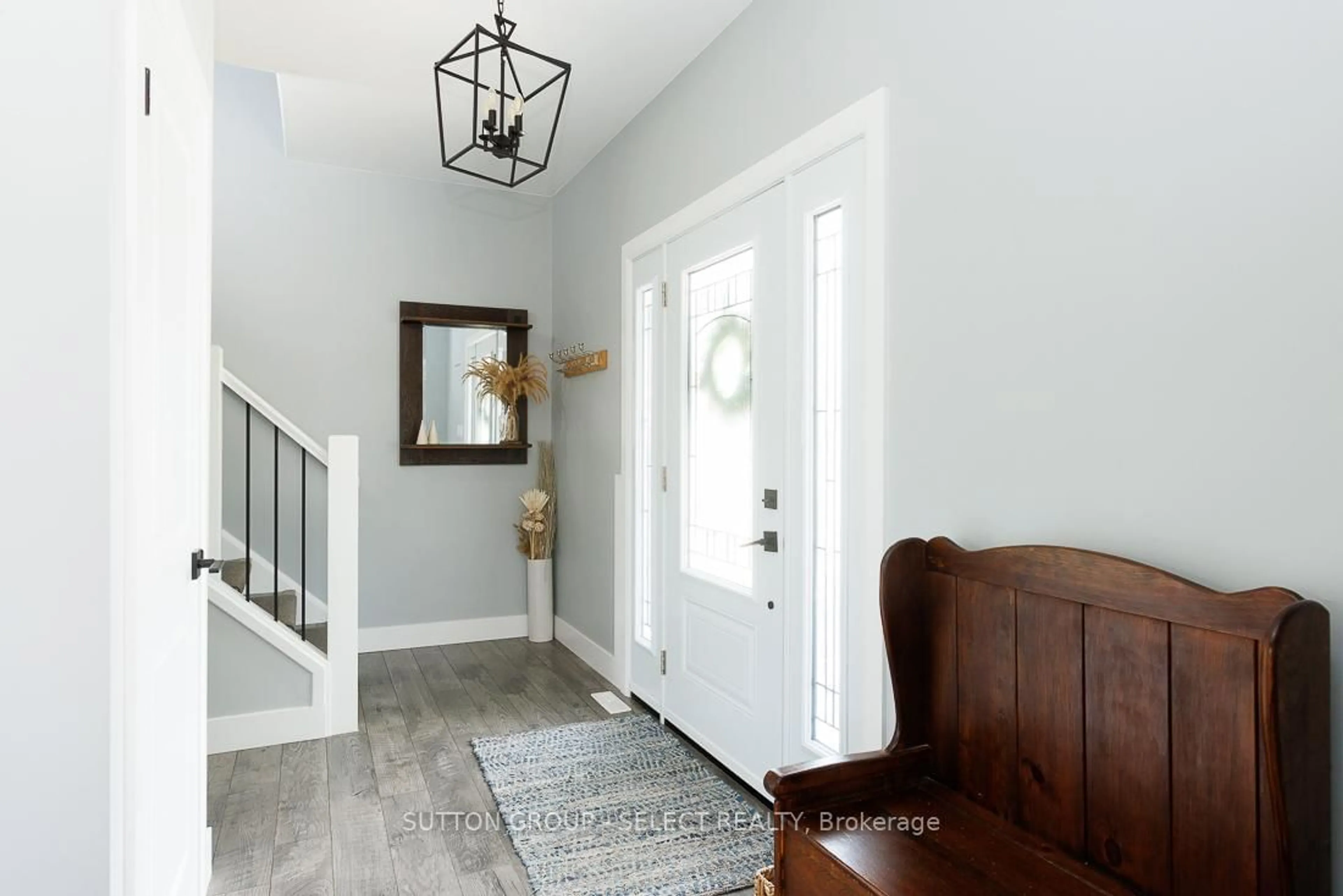 Indoor entryway for 51200 CENTRE St, Malahide Ontario N0L 2J0