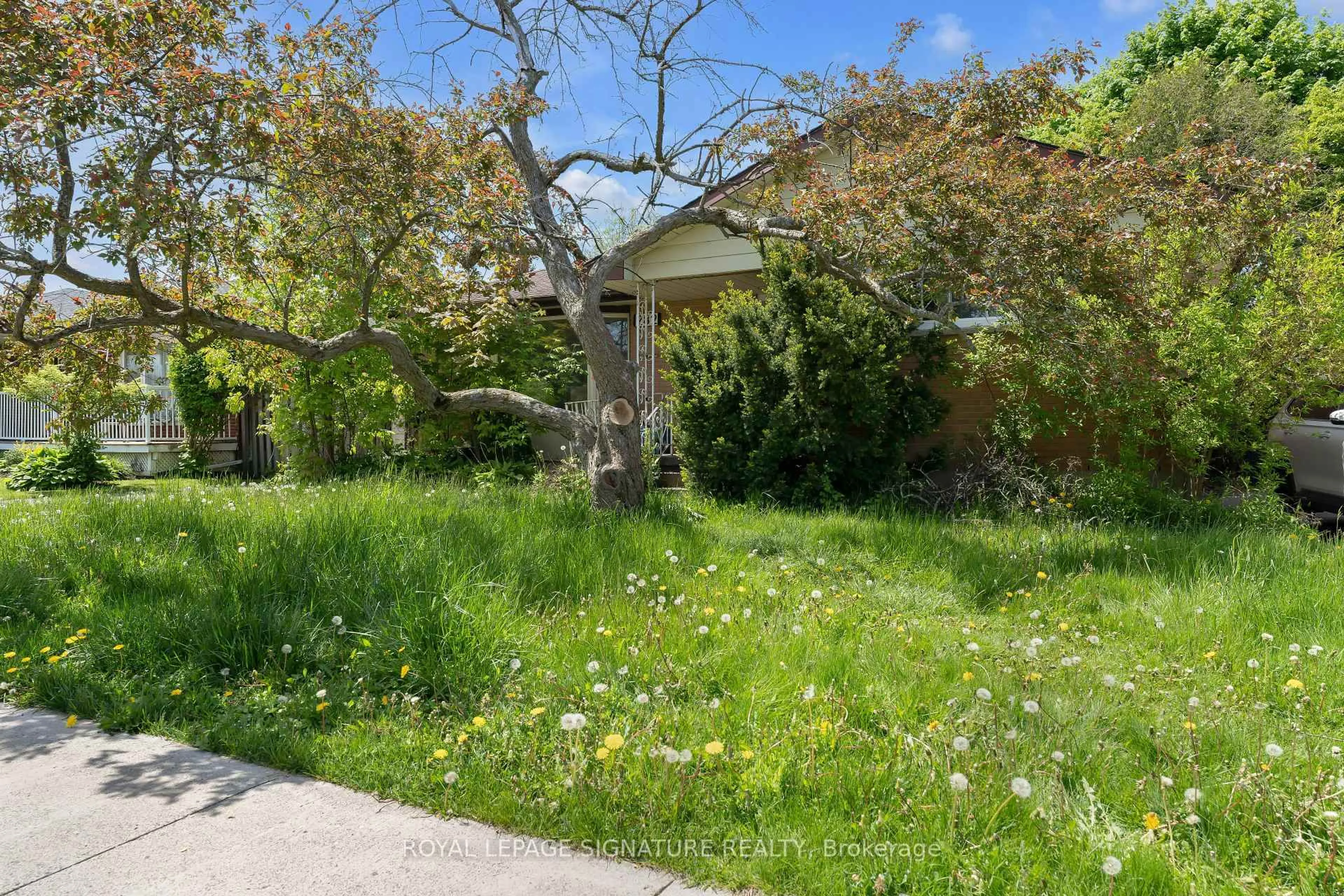 A pic from outside/outdoor area/front of a property/back of a property/a pic from drone, street for 282 Norman Rogers Dr, Kingston Ontario K7M 2R6