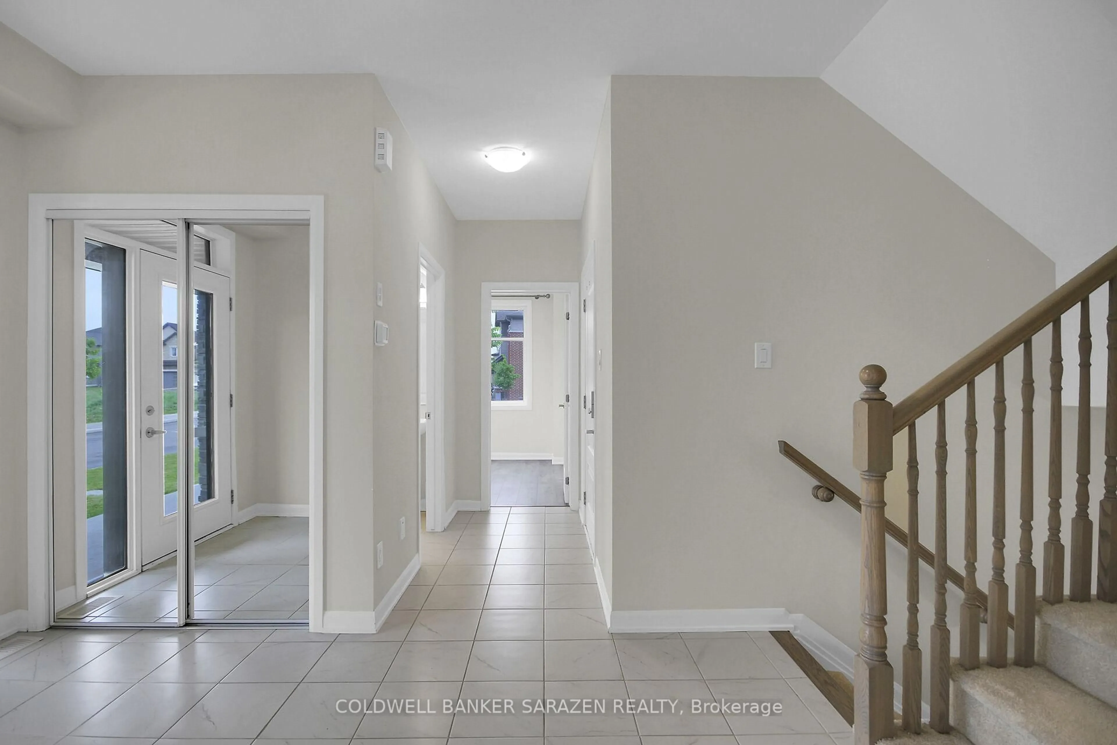 Indoor foyer for 396 ORANMORE Lane, Ottawa Ontario K2J 6Y6