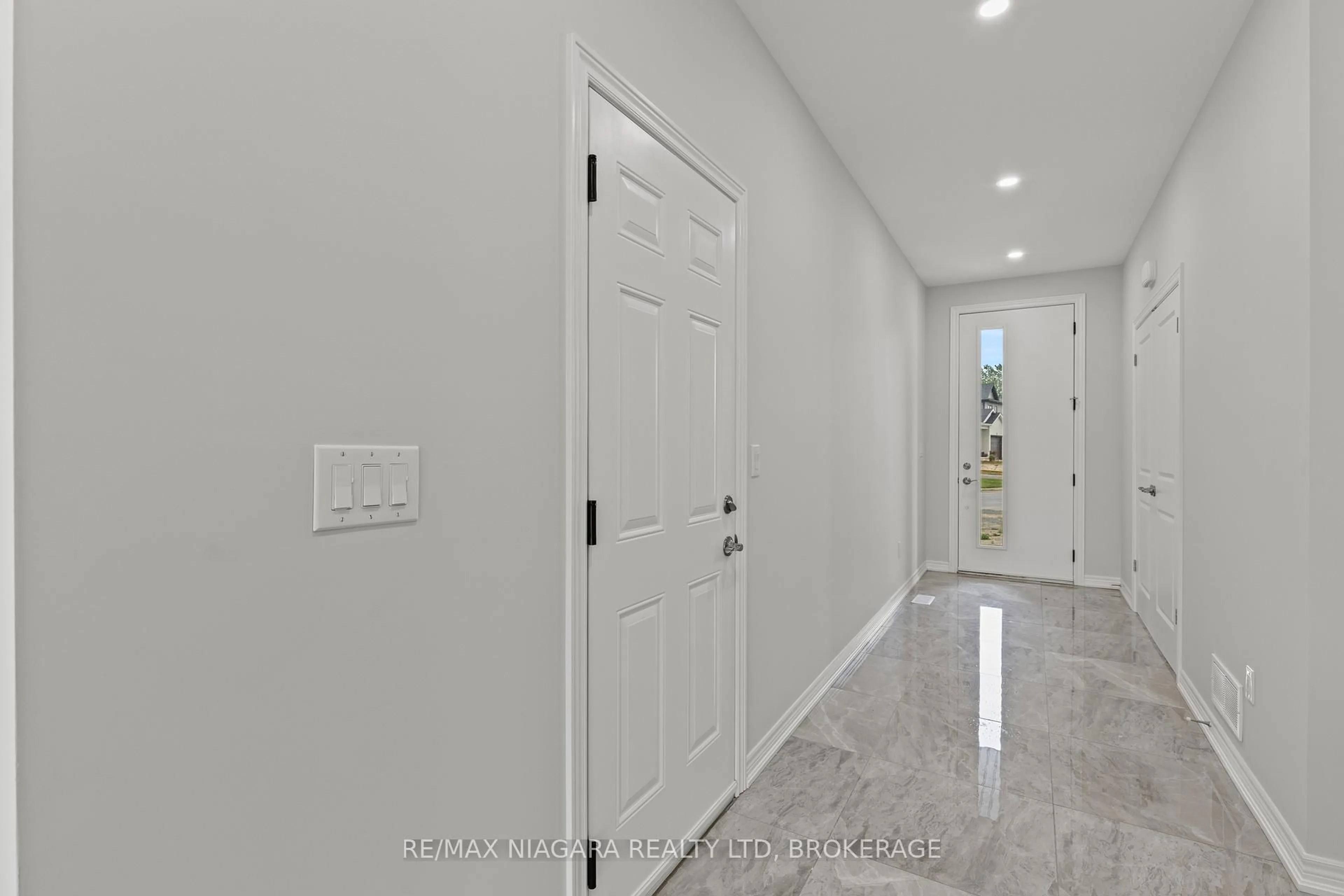 Indoor entryway for 136 HODGKINS Ave, Thorold Ontario L2V 1M1