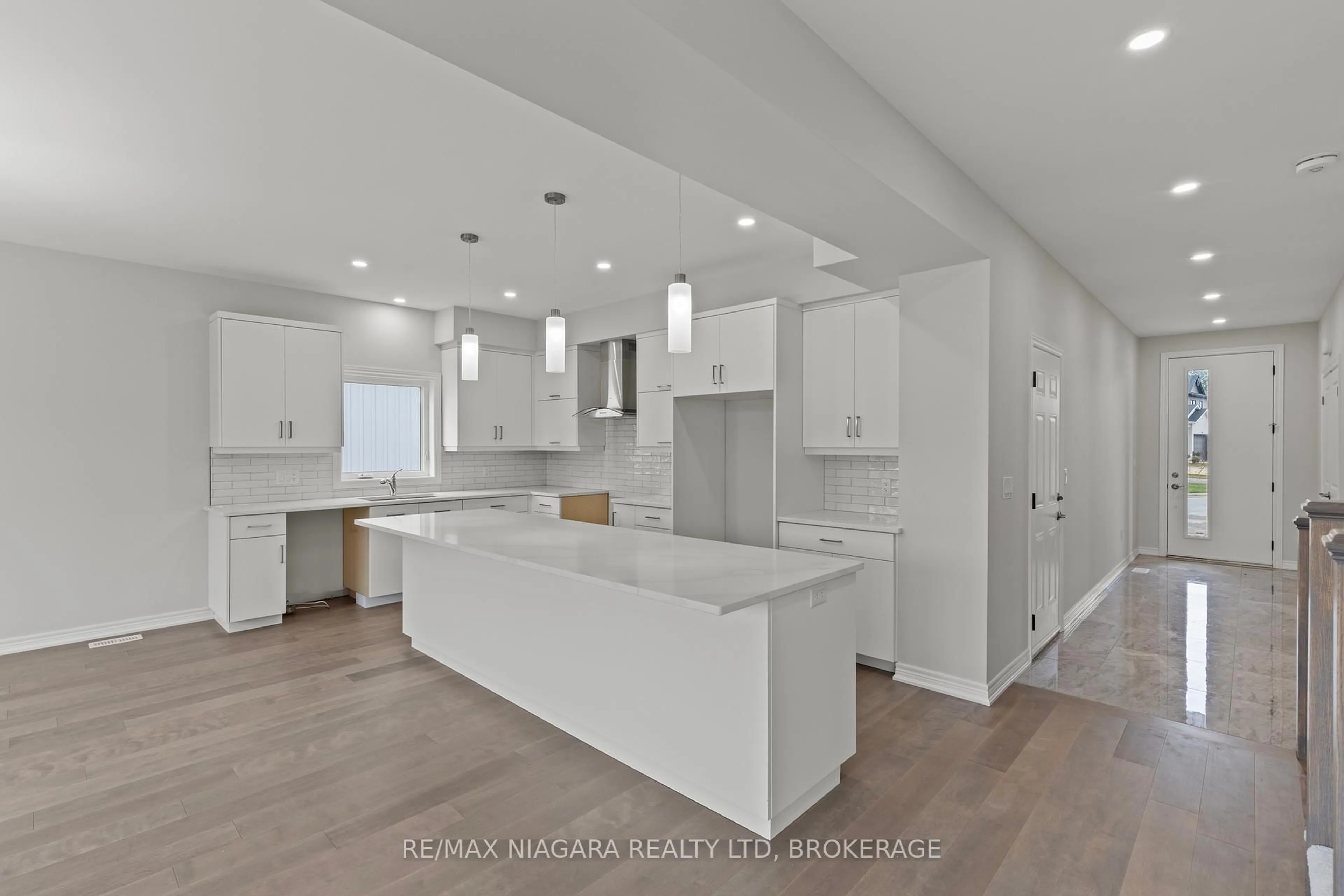 Open concept kitchen, ceramic/tile floor for 136 HODGKINS Ave, Thorold Ontario L2V 1M1