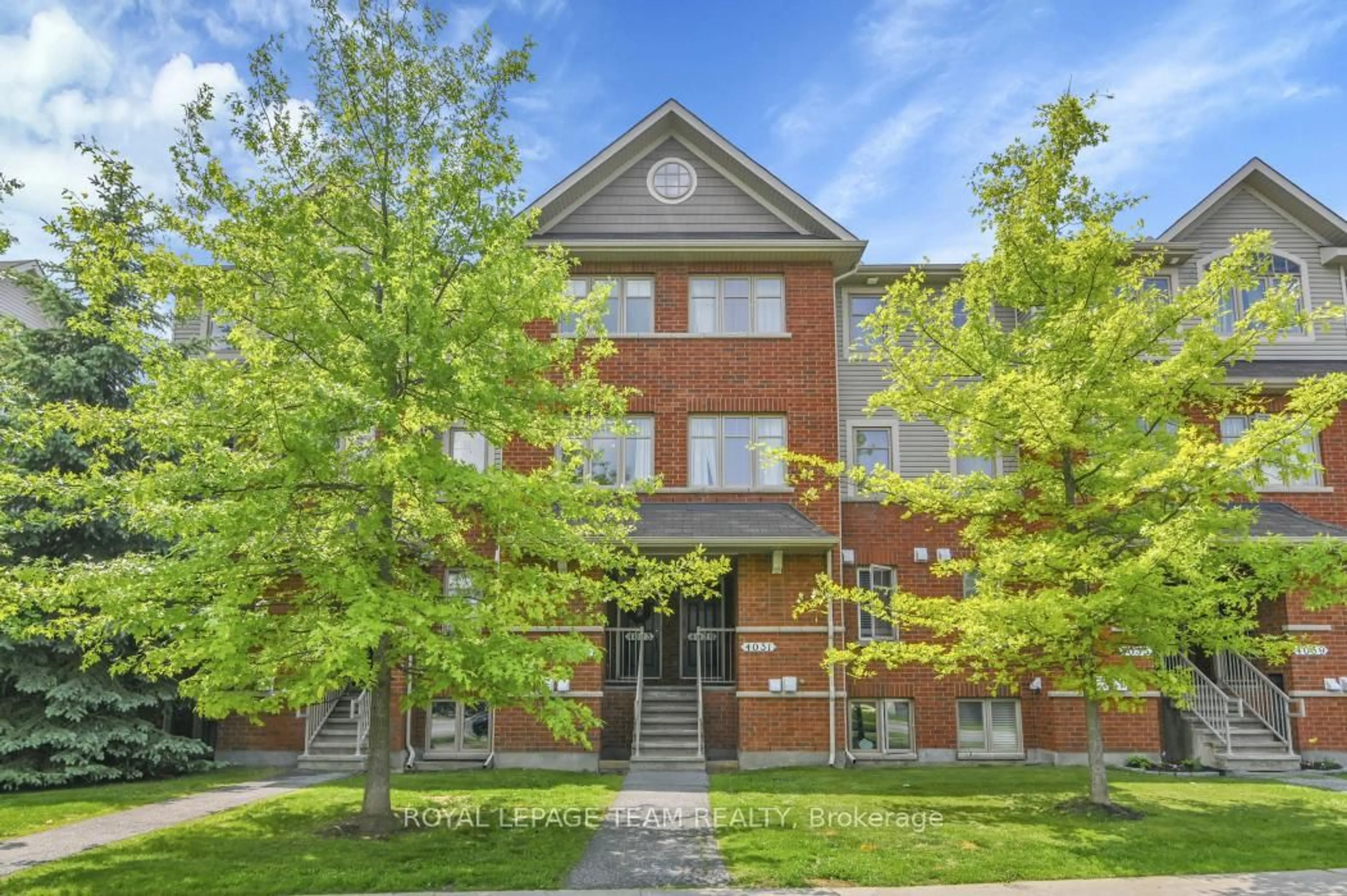 Home with brick exterior material, building for 4027 Canyon Walk Dr, Ottawa Ontario K1V 0Z4
