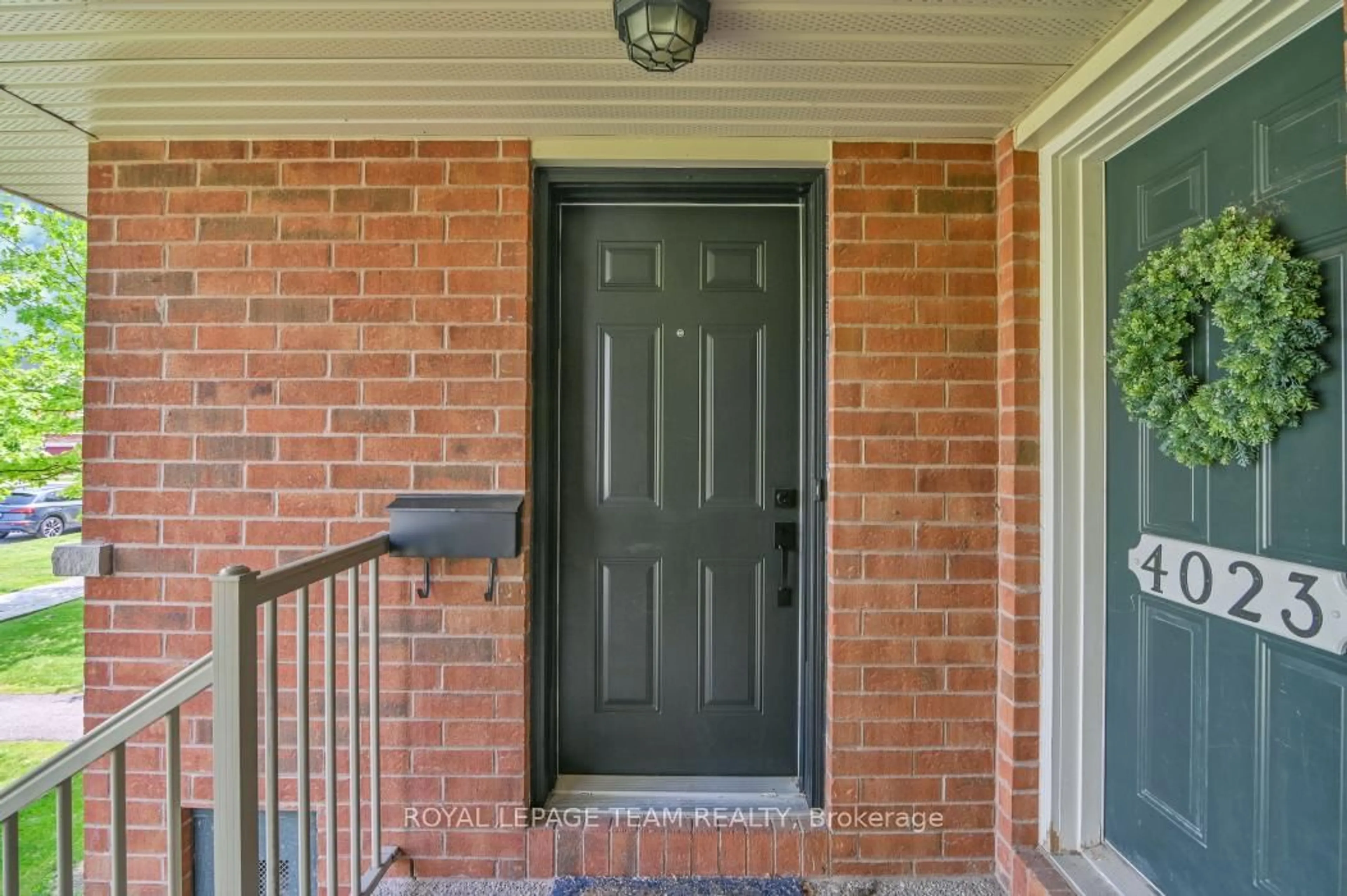 Indoor entryway for 4027 Canyon Walk Dr, Ottawa Ontario K1V 0Z4