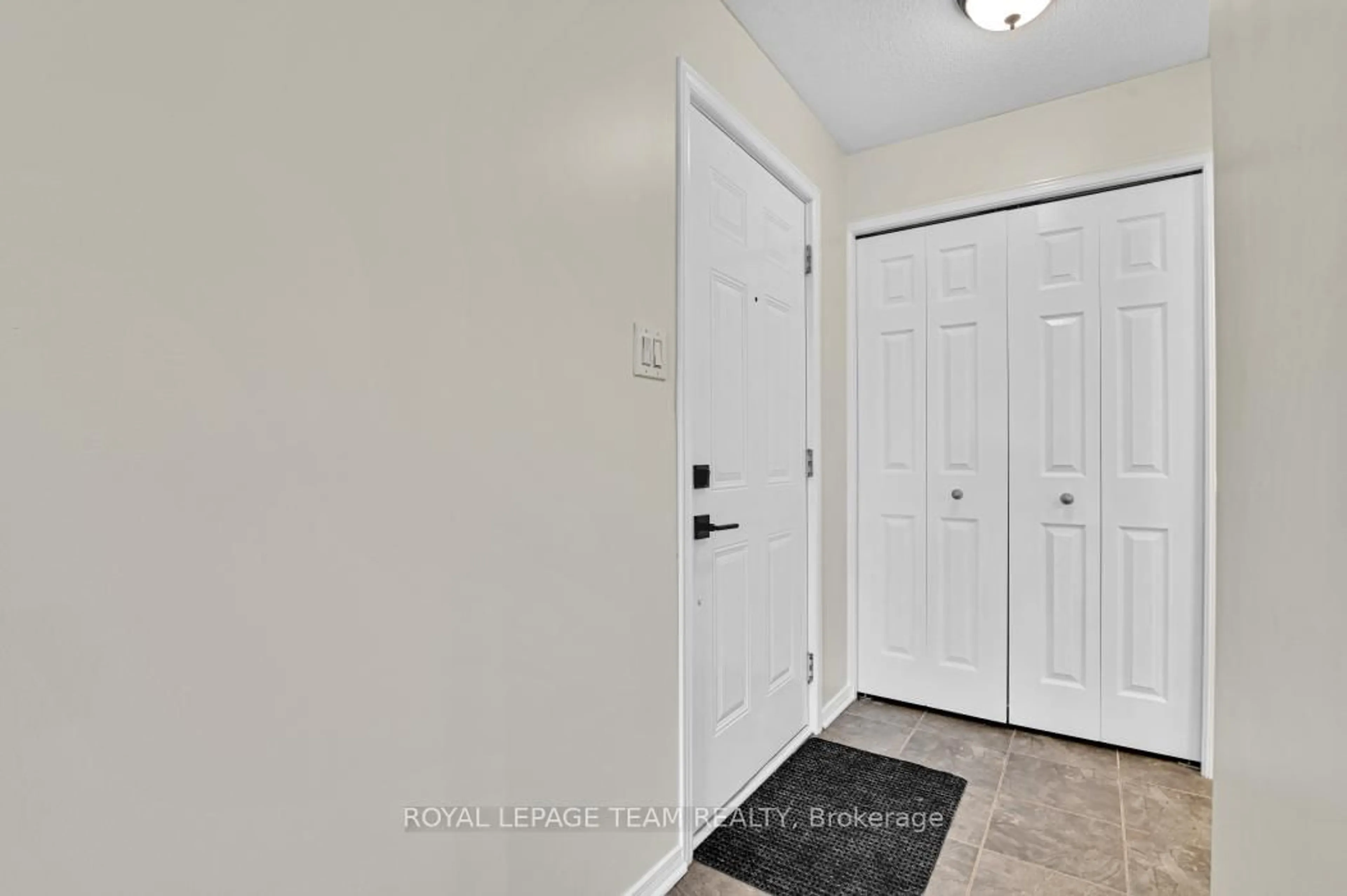 Indoor entryway for 4027 Canyon Walk Dr, Ottawa Ontario K1V 0Z4