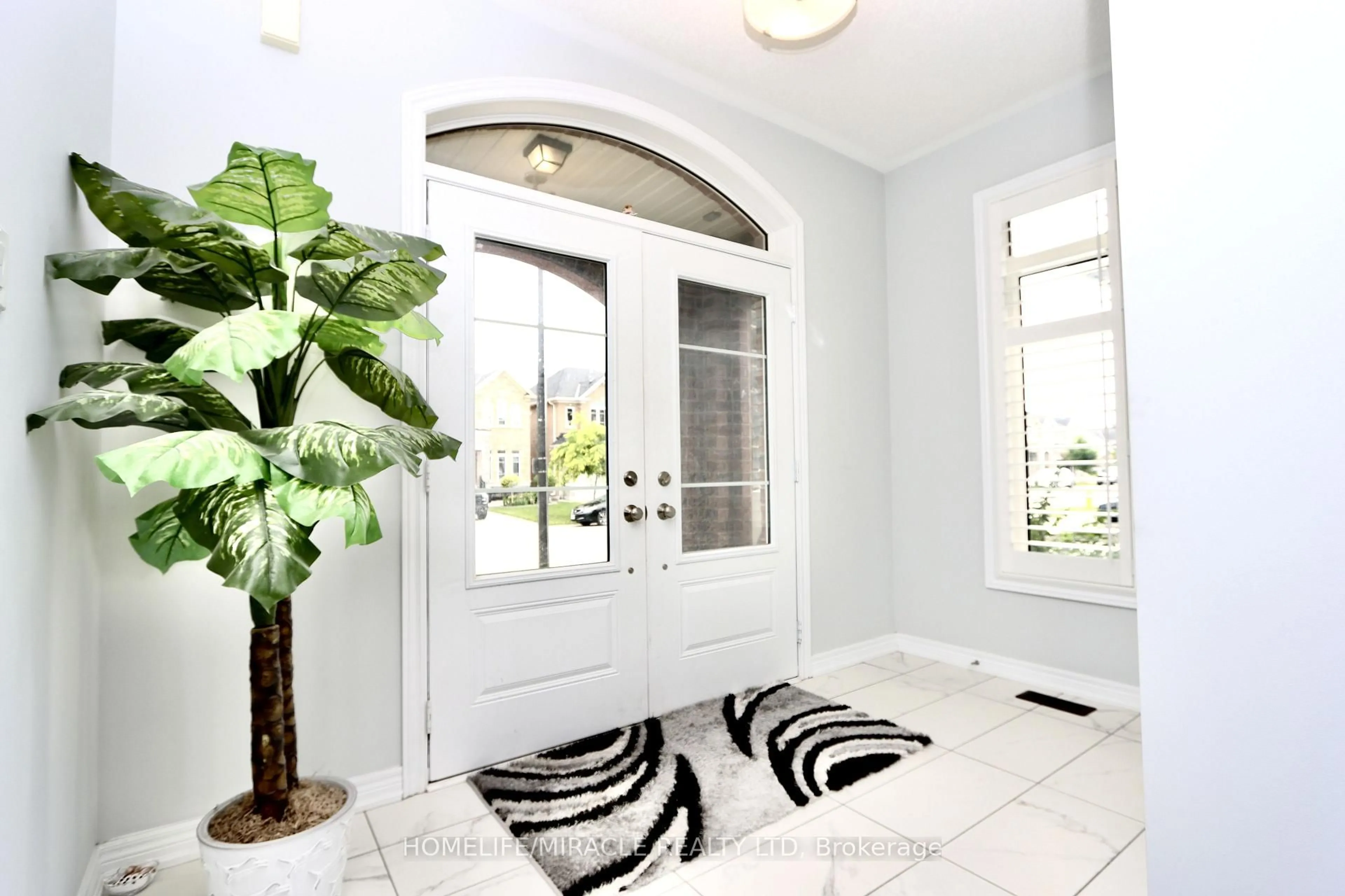 Indoor entryway for 5 Drake Ave, Brant Ontario N3L 0H9