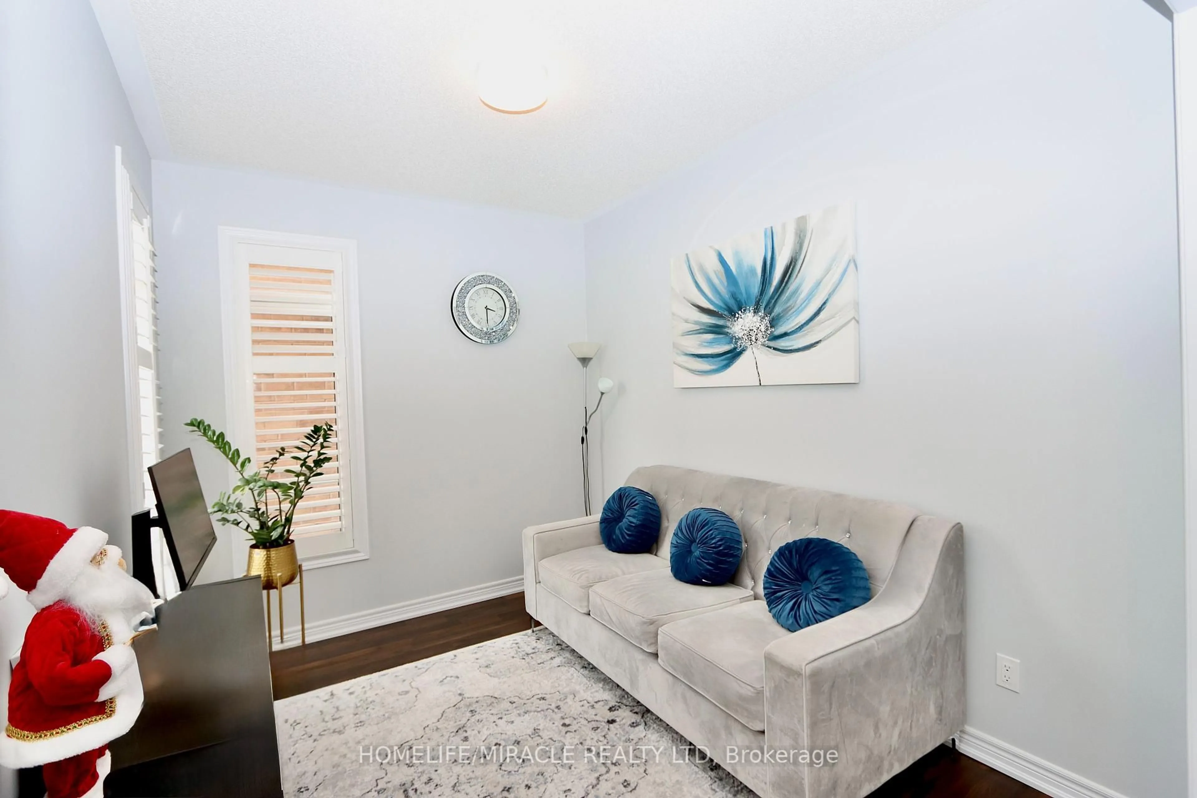 Living room with furniture, unknown for 5 Drake Ave, Brant Ontario N3L 0H9
