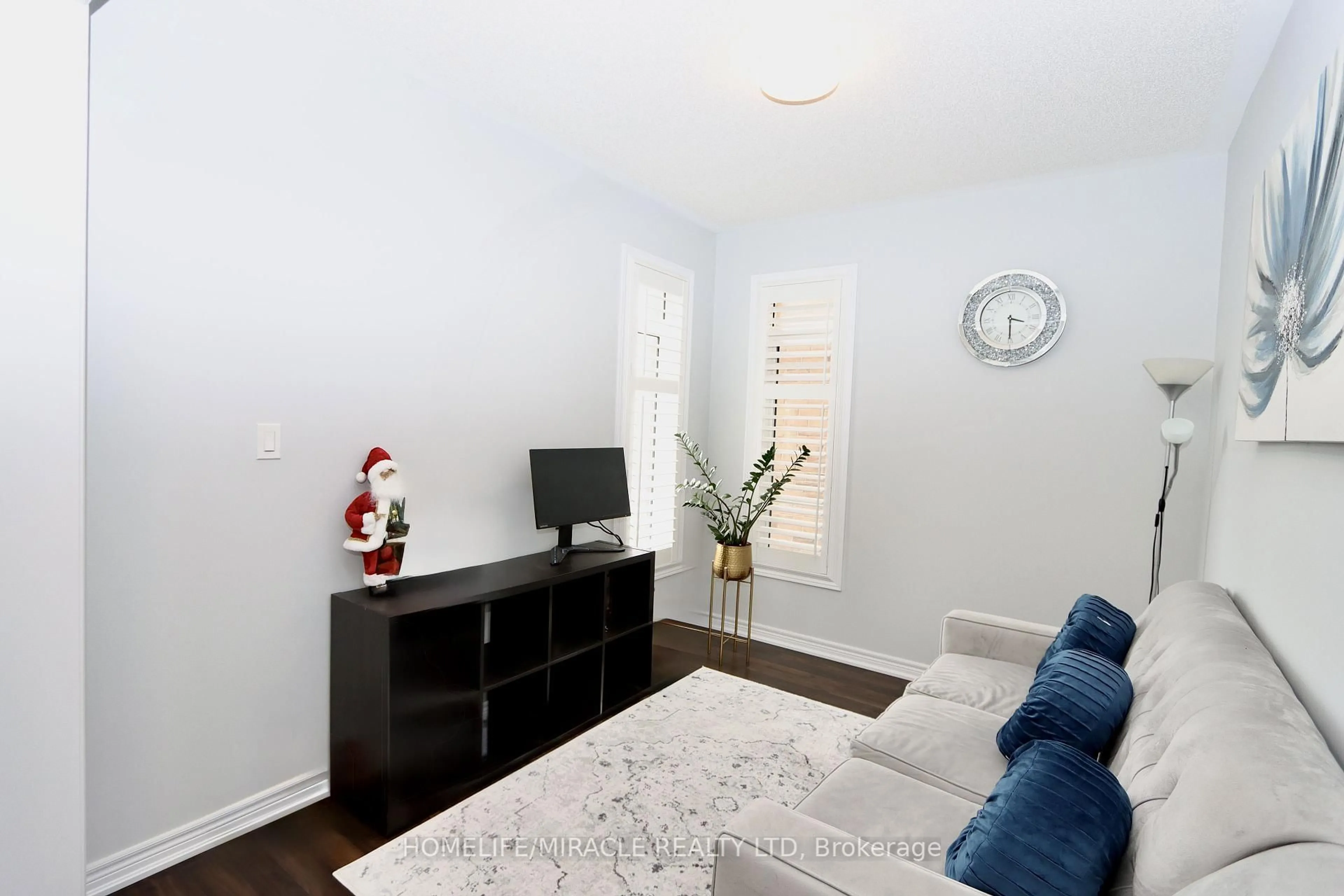 Living room with furniture, wood/laminate floor for 5 Drake Ave, Brant Ontario N3L 0H9