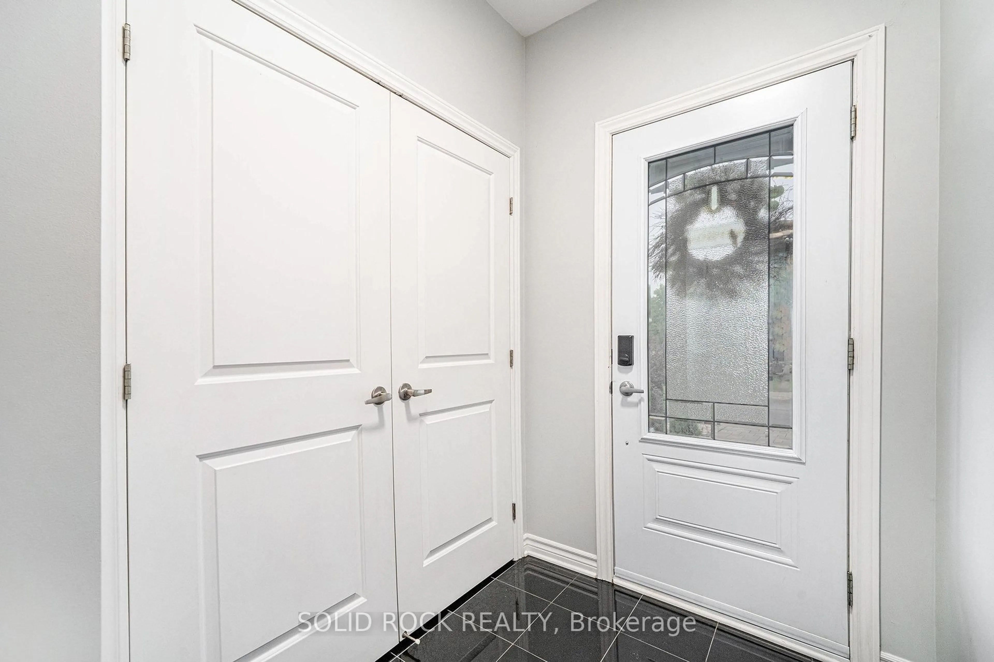 Indoor entryway for 283 King St, Carleton Place Ontario K7C 0C8