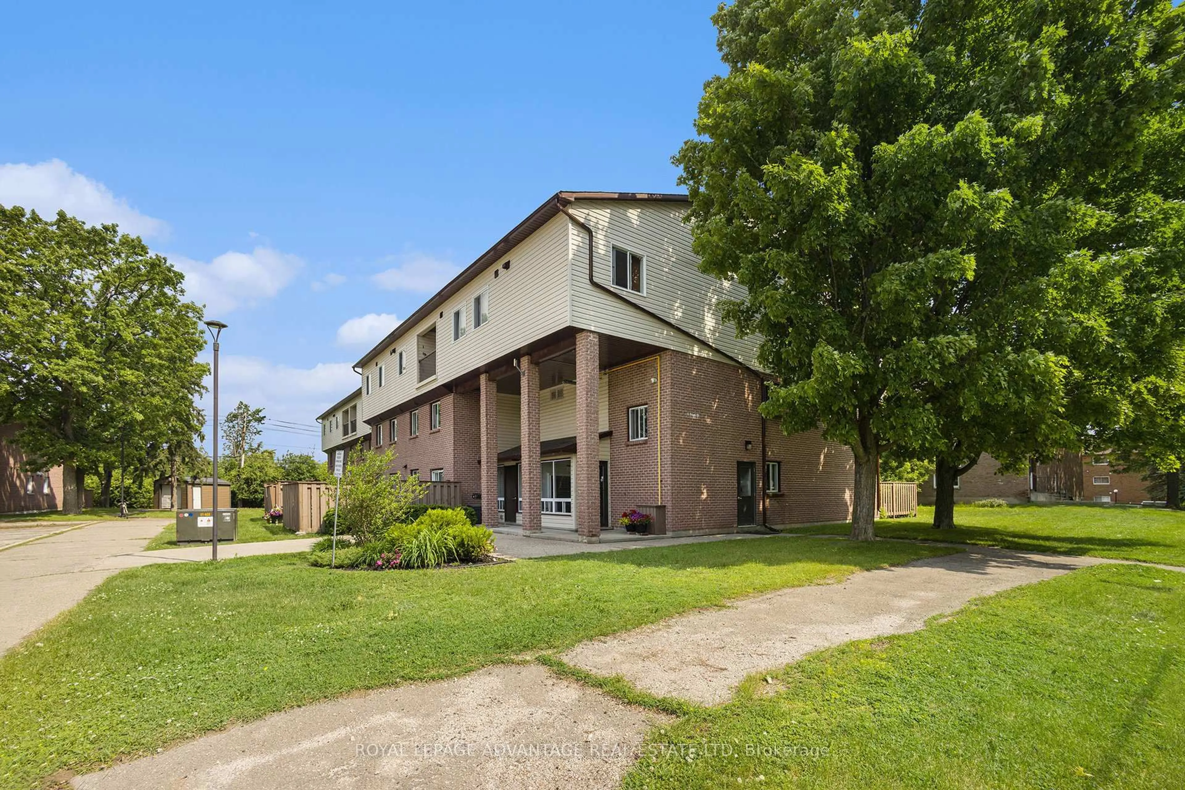 Patio, building for 8 Pearl St #104, Smiths Falls Ontario K7A 5B5