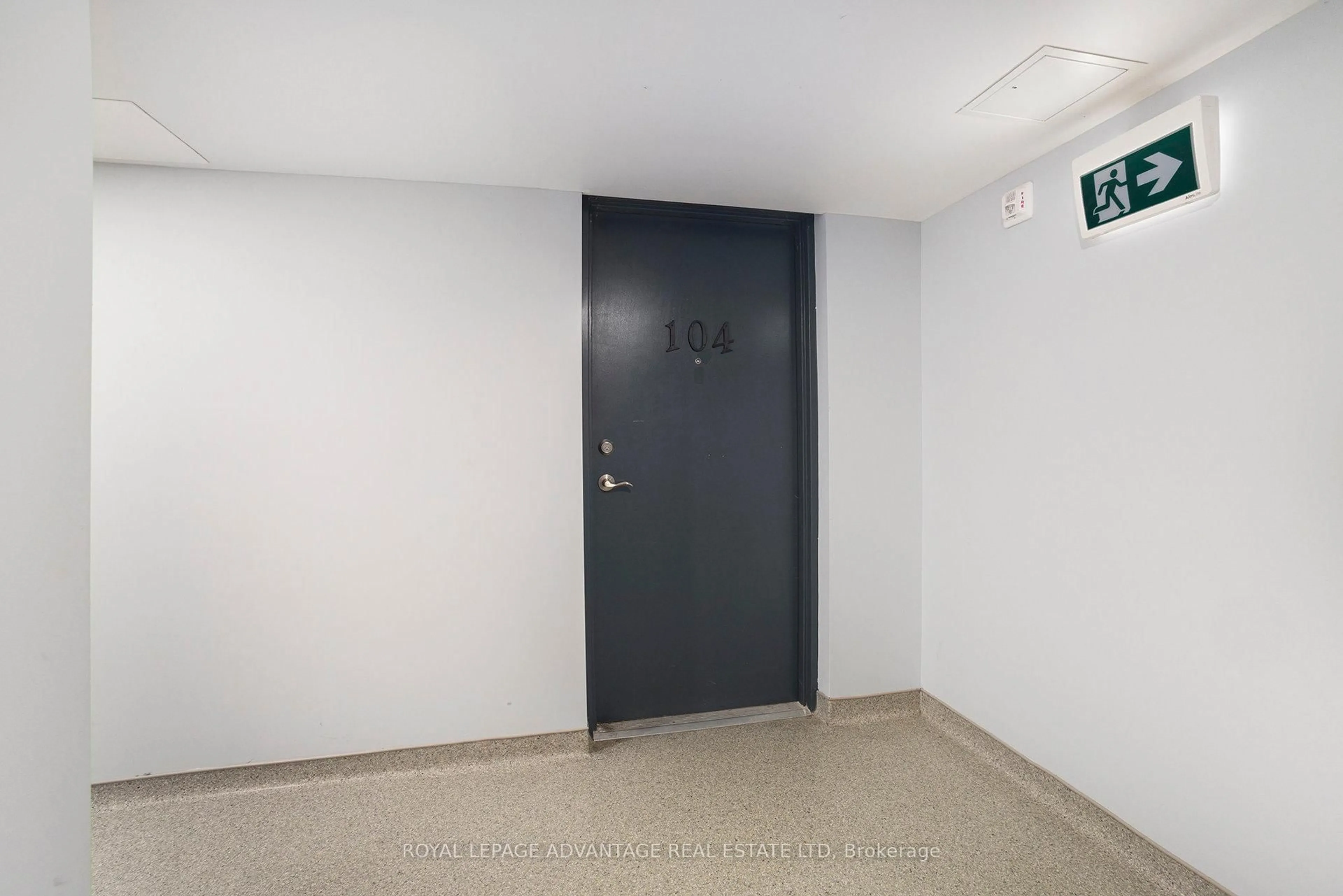 Indoor foyer for 8 Pearl St #104, Smiths Falls Ontario K7A 5B5