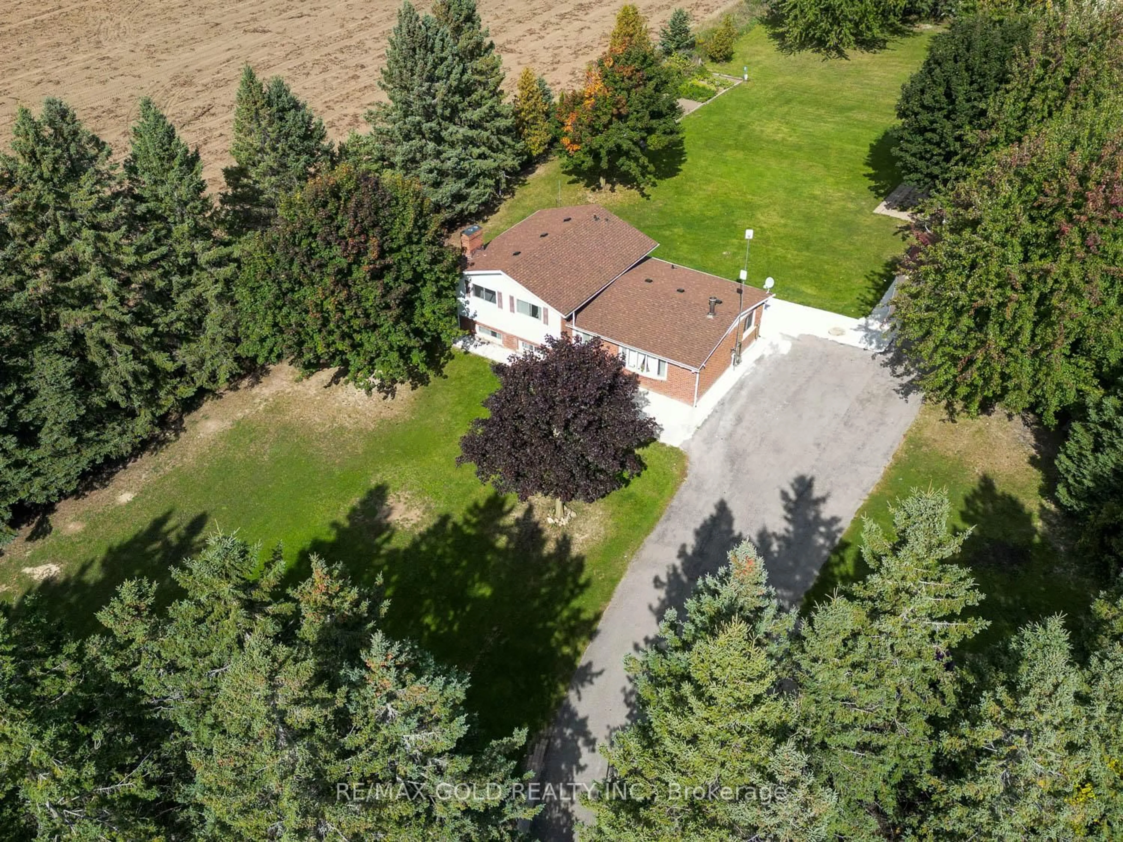 A pic from outside/outdoor area/front of a property/back of a property/a pic from drone, unknown for 286063 County Road 10 Sdrd, Mono Ontario L9W 6P5