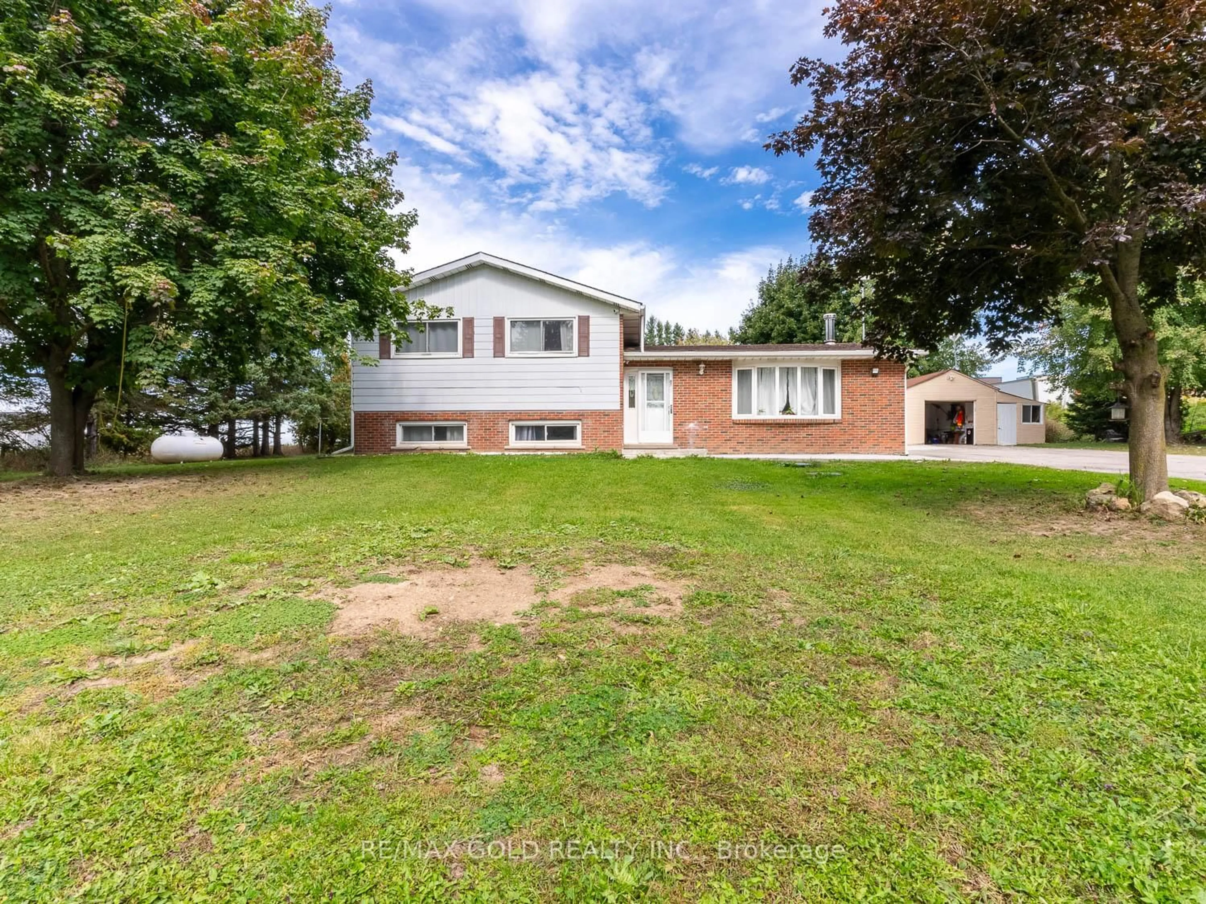 A pic from outside/outdoor area/front of a property/back of a property/a pic from drone, street for 286063 County Road 10 Sdrd, Mono Ontario L9W 6P5