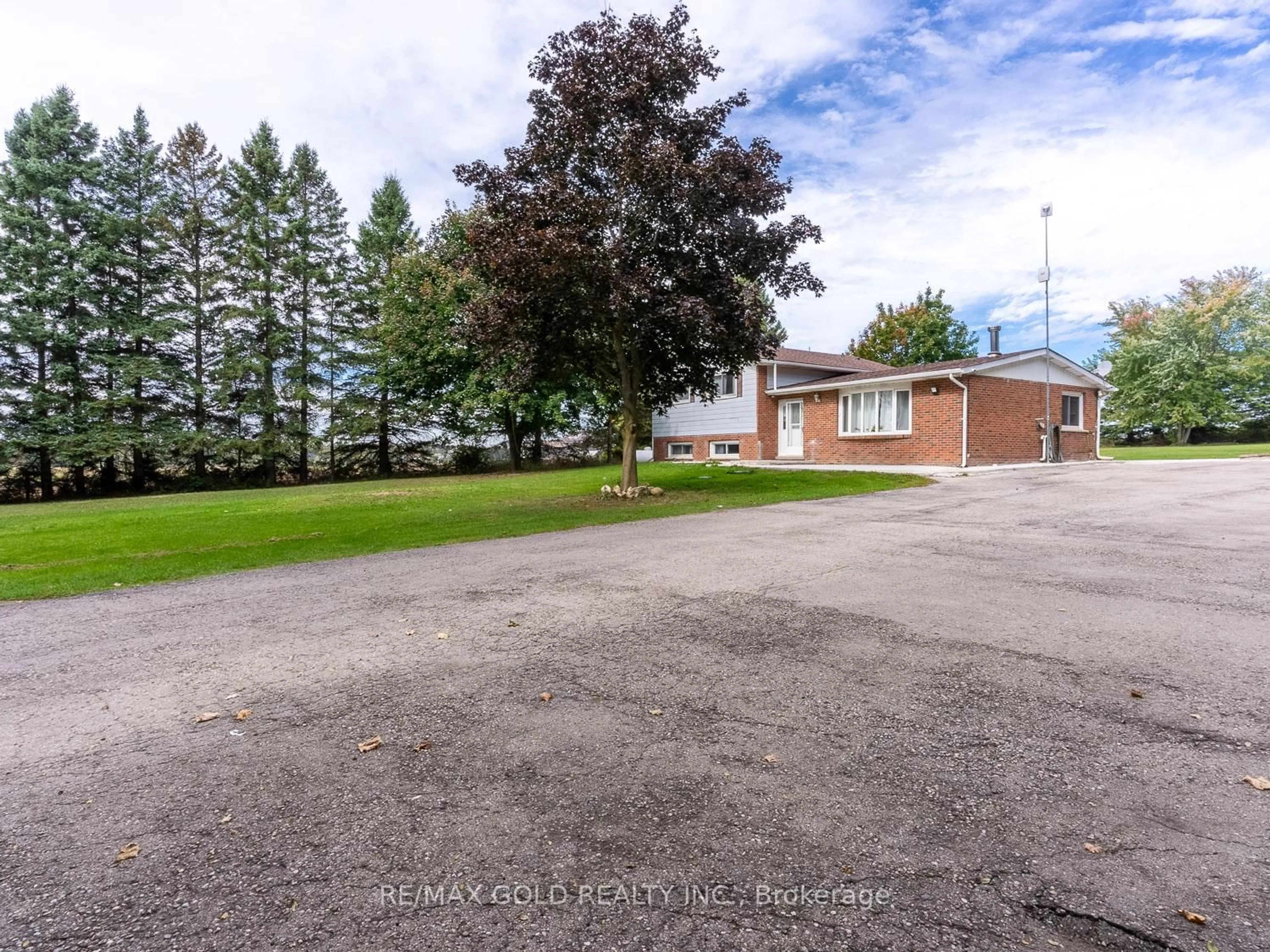 A pic from outside/outdoor area/front of a property/back of a property/a pic from drone, street for 286063 County Road 10 Sdrd, Mono Ontario L9W 6P5
