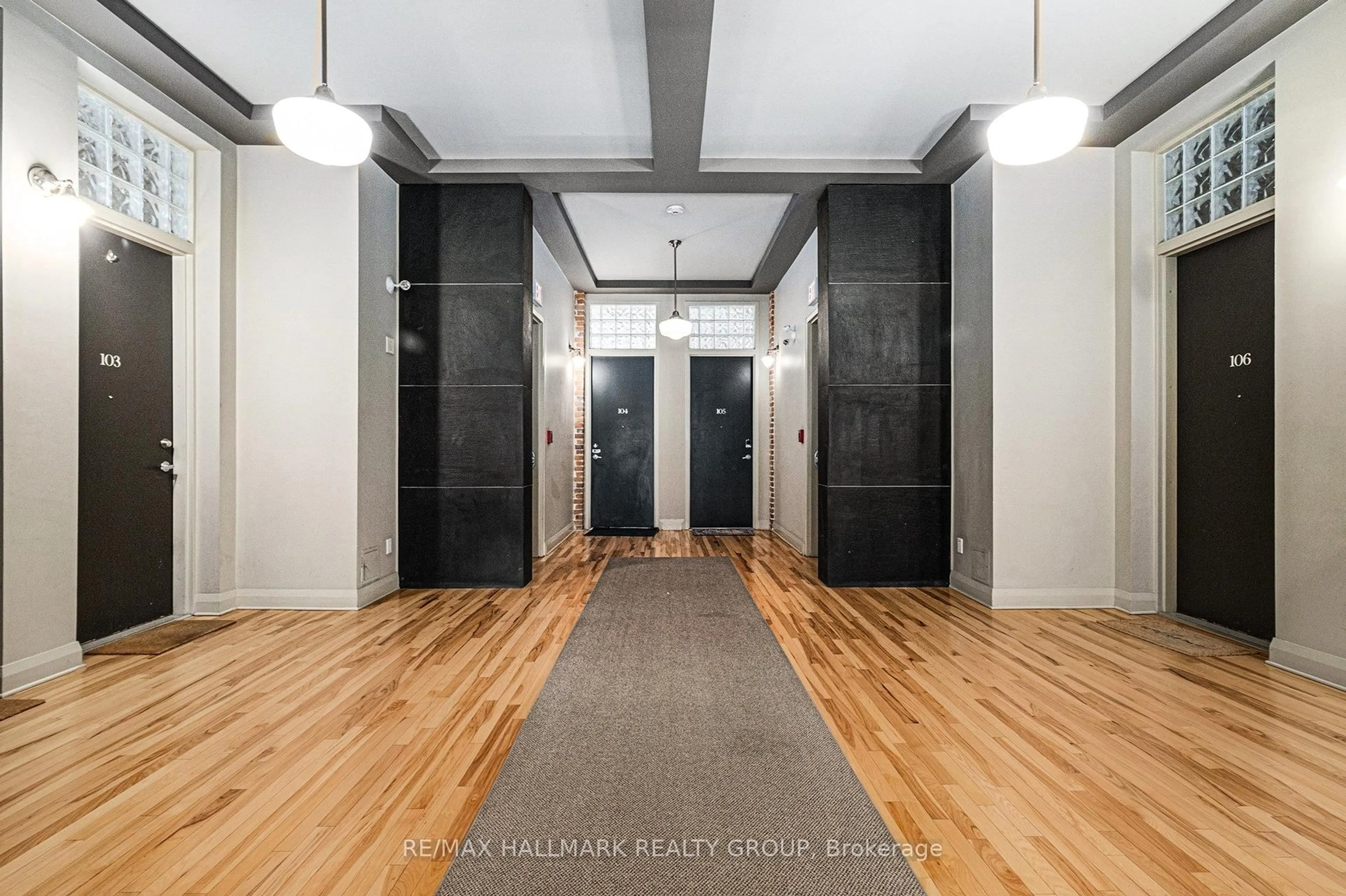 Indoor foyer for 19 Melrose Ave #201, Ottawa Ontario K1Y 1T8