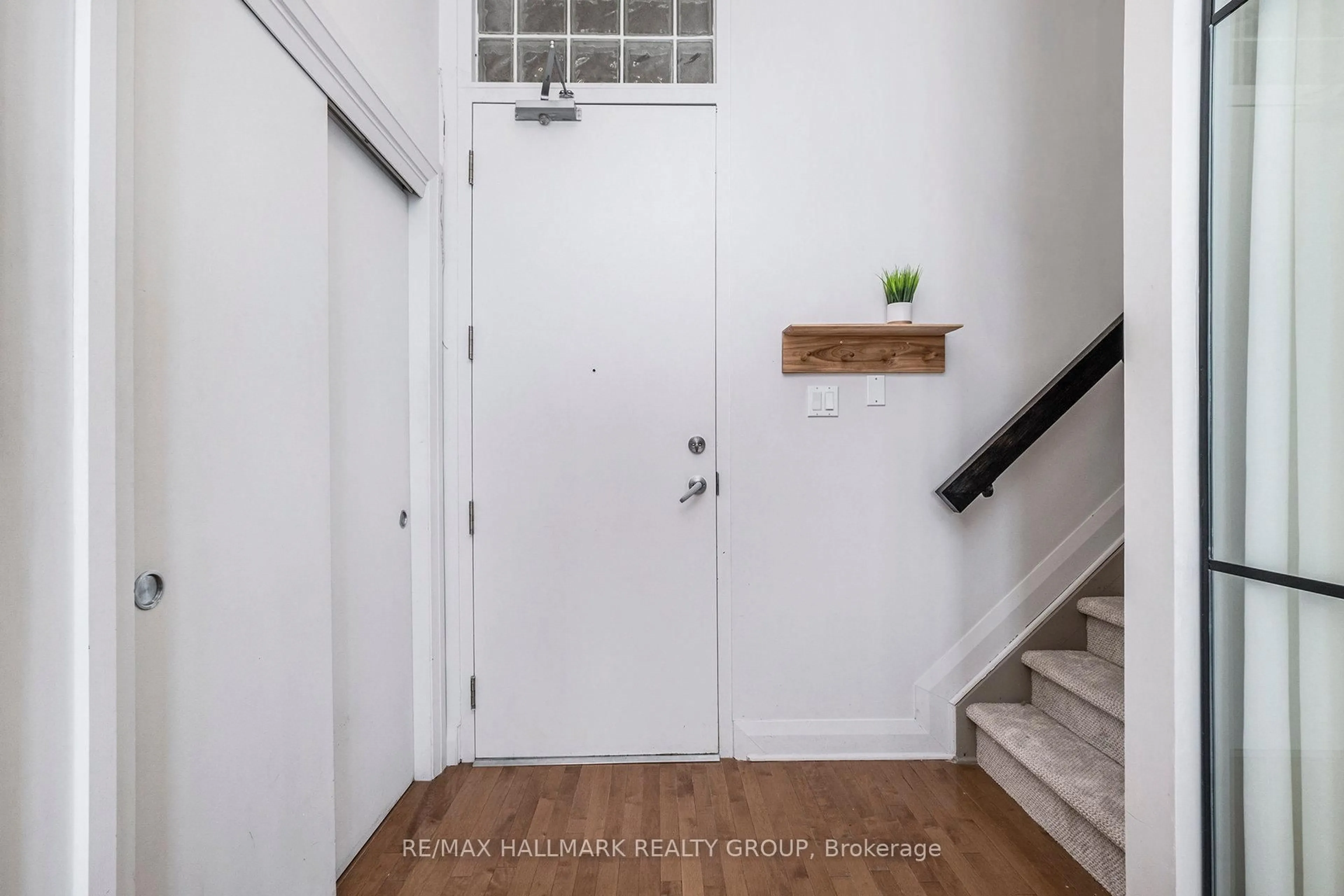 Indoor entryway for 19 Melrose Ave #201, Ottawa Ontario K1Y 1T8