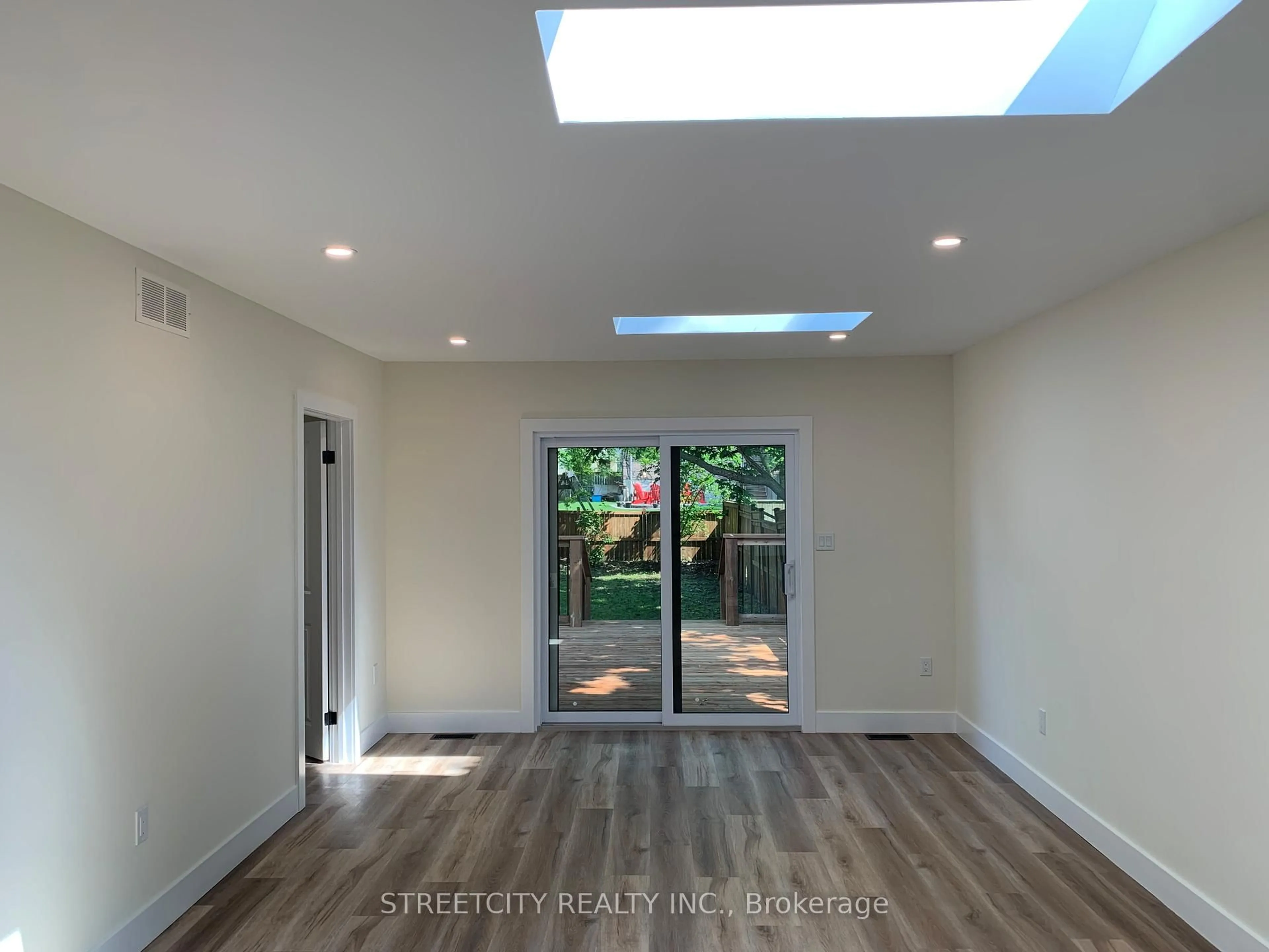 Indoor entryway for 481 Gold St, Warwick Ontario N0M 0B9