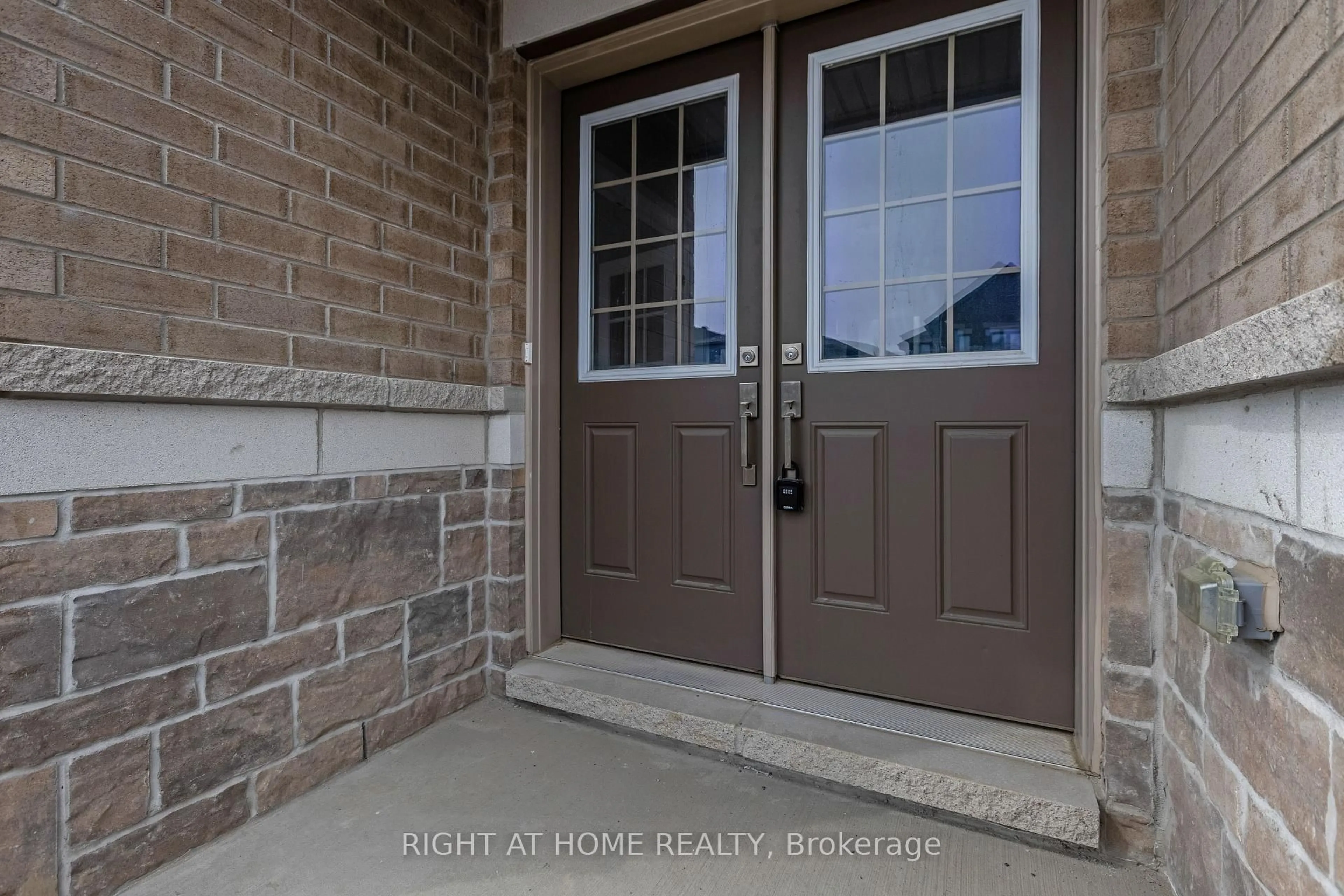 Indoor entryway for 584 Paakanaak Ave, Ottawa Ontario K1X 0J6