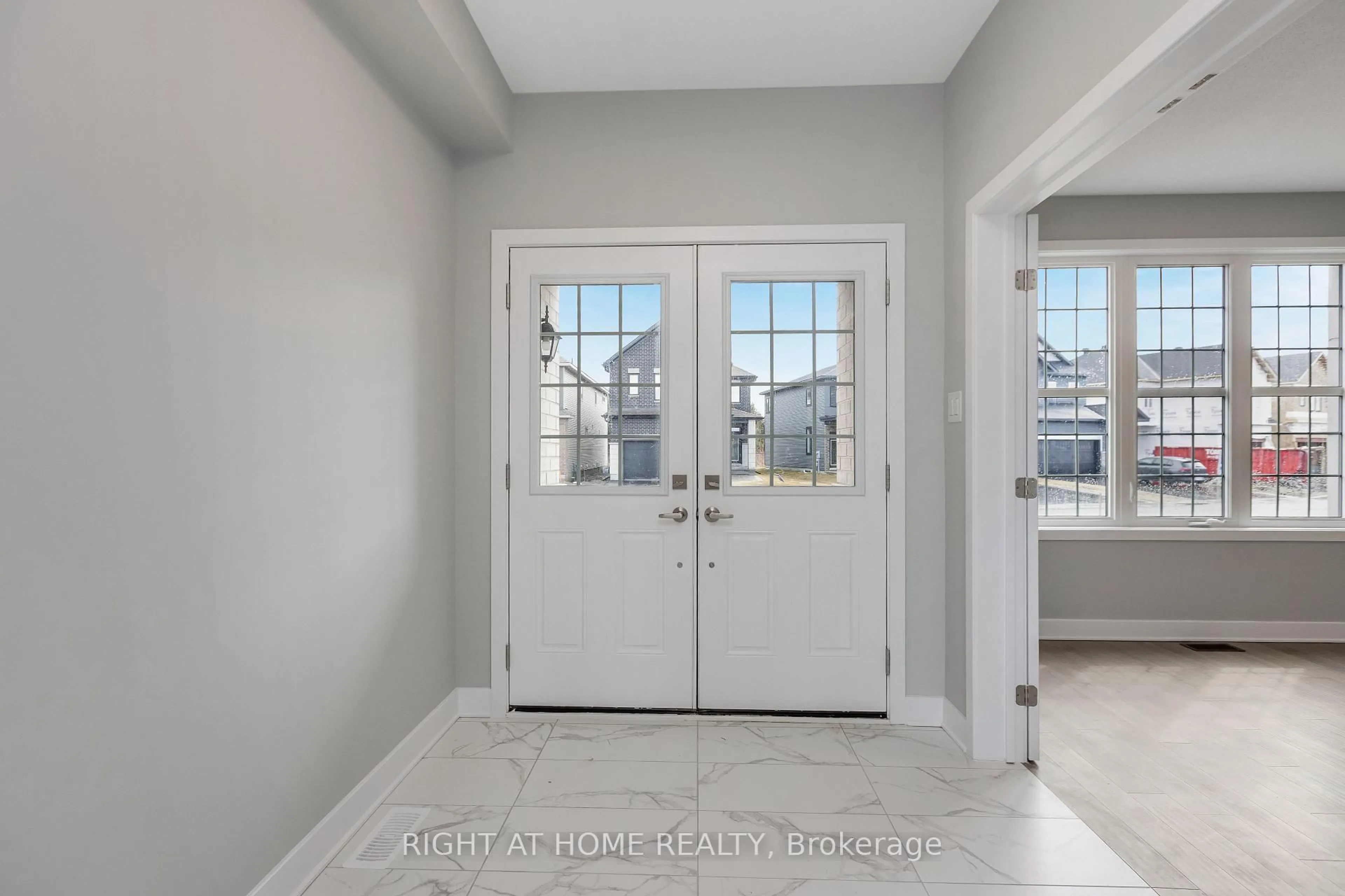 Indoor entryway for 584 Paakanaak Ave, Ottawa Ontario K1X 0J6