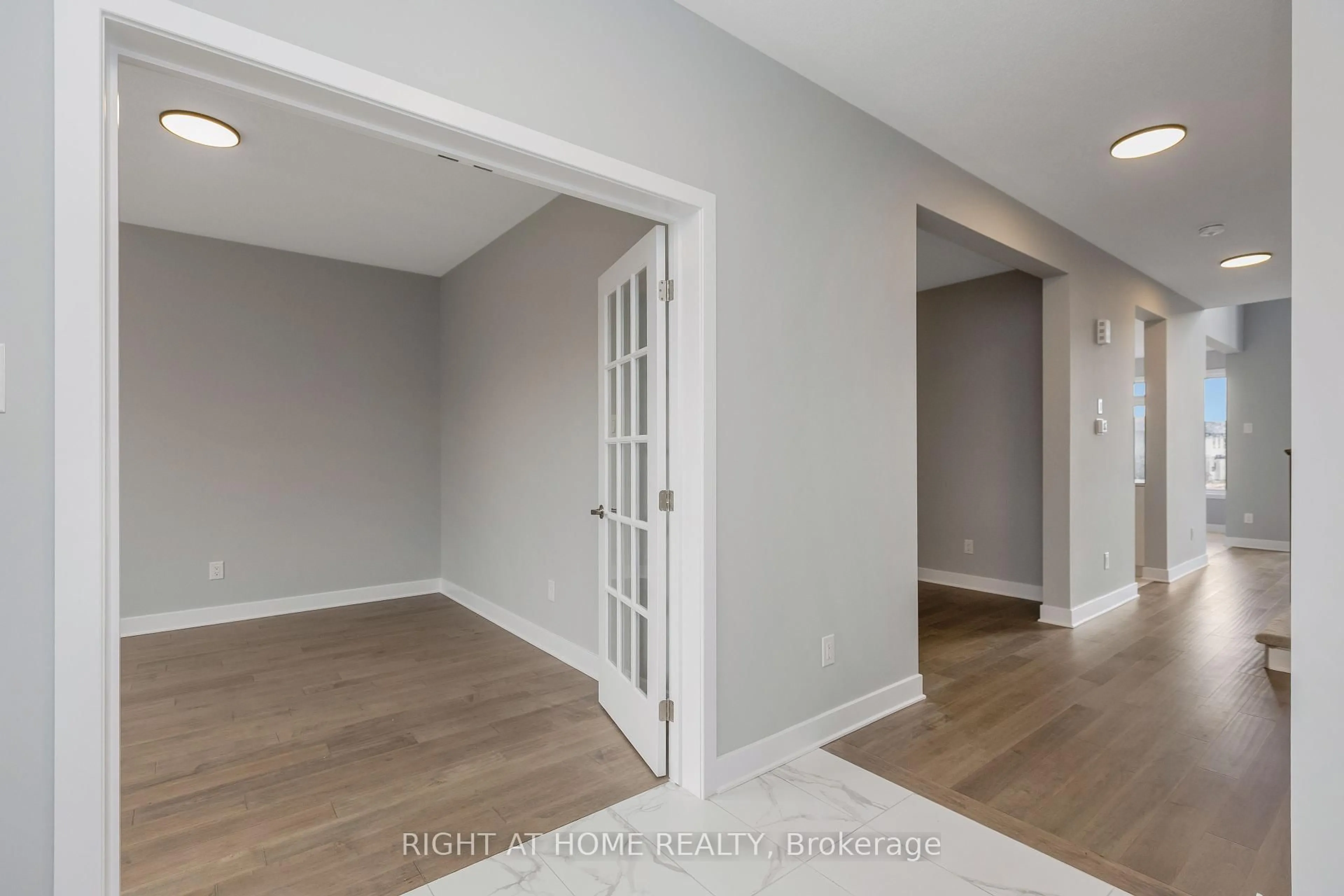 Unknown for 584 Paakanaak Ave, Ottawa Ontario K1X 0J6