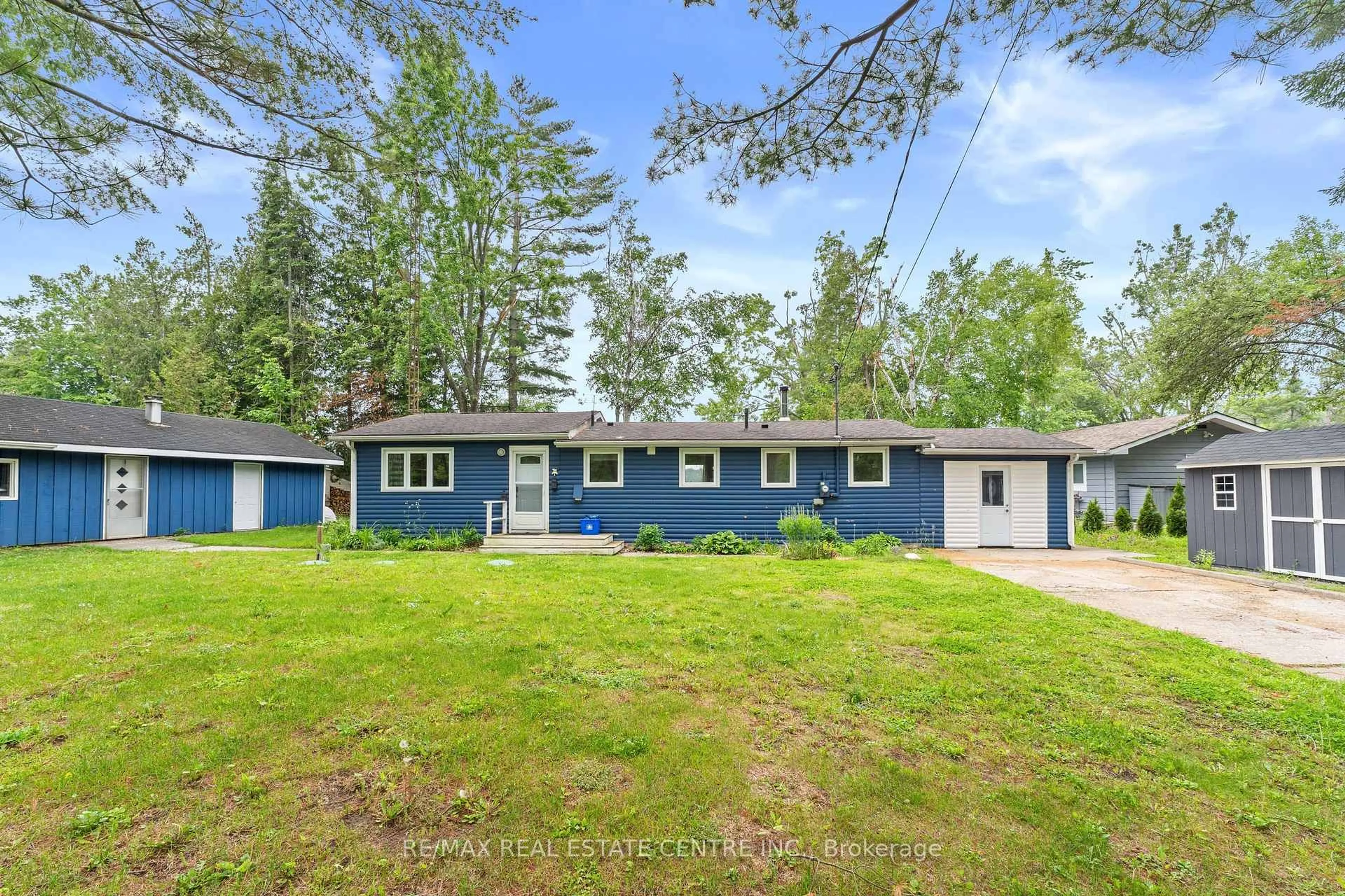 A pic from outside/outdoor area/front of a property/back of a property/a pic from drone, street for 3012 Greenwood Lane, Selwyn Ontario K0L 2H0