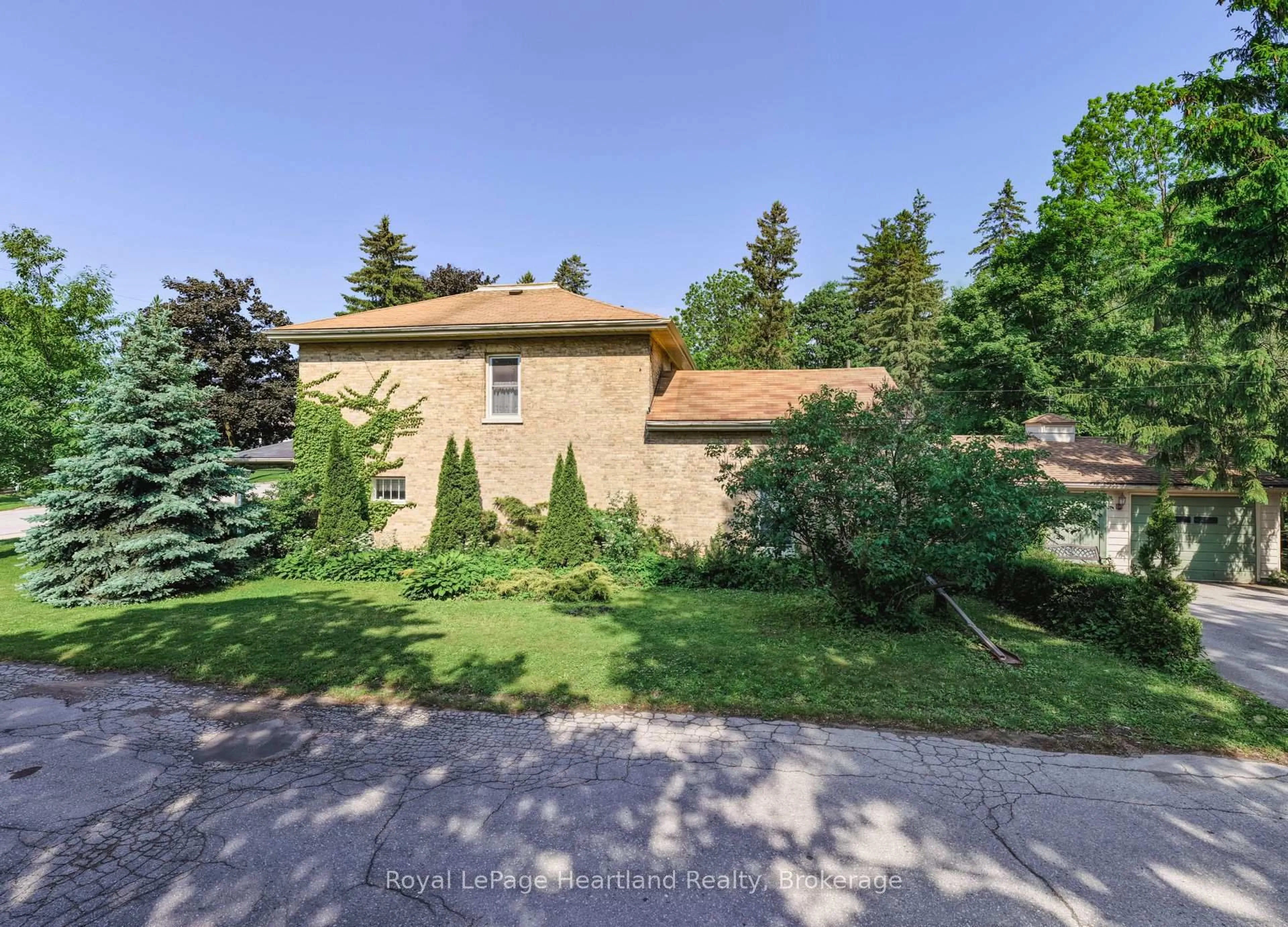 A pic from outside/outdoor area/front of a property/back of a property/a pic from drone, street for 131 Rattenbury St, Central Huron Ontario N0M 1L0