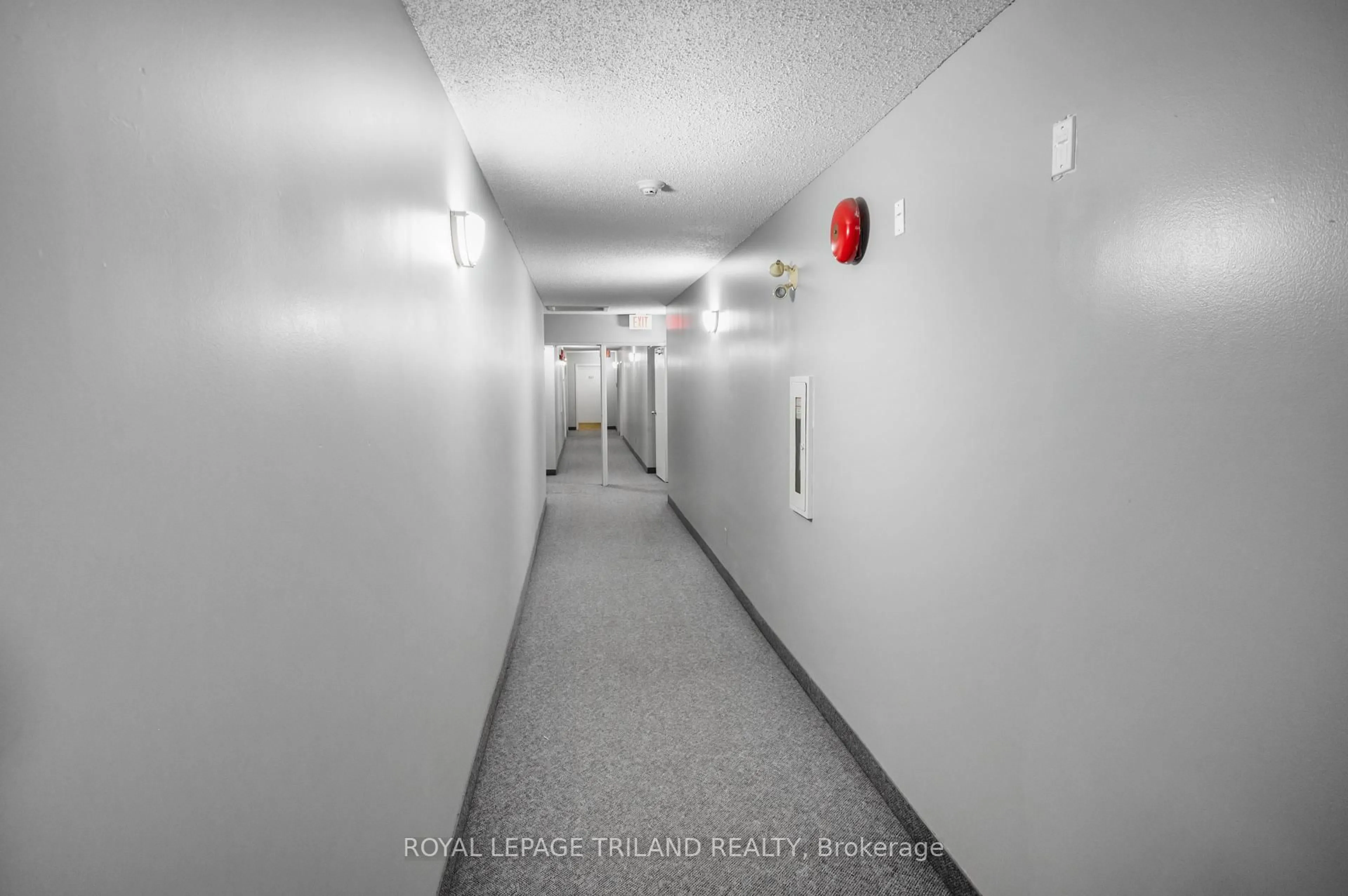 Indoor foyer for 1096 Jalna Blvd #68, London South Ontario N6E 2S2