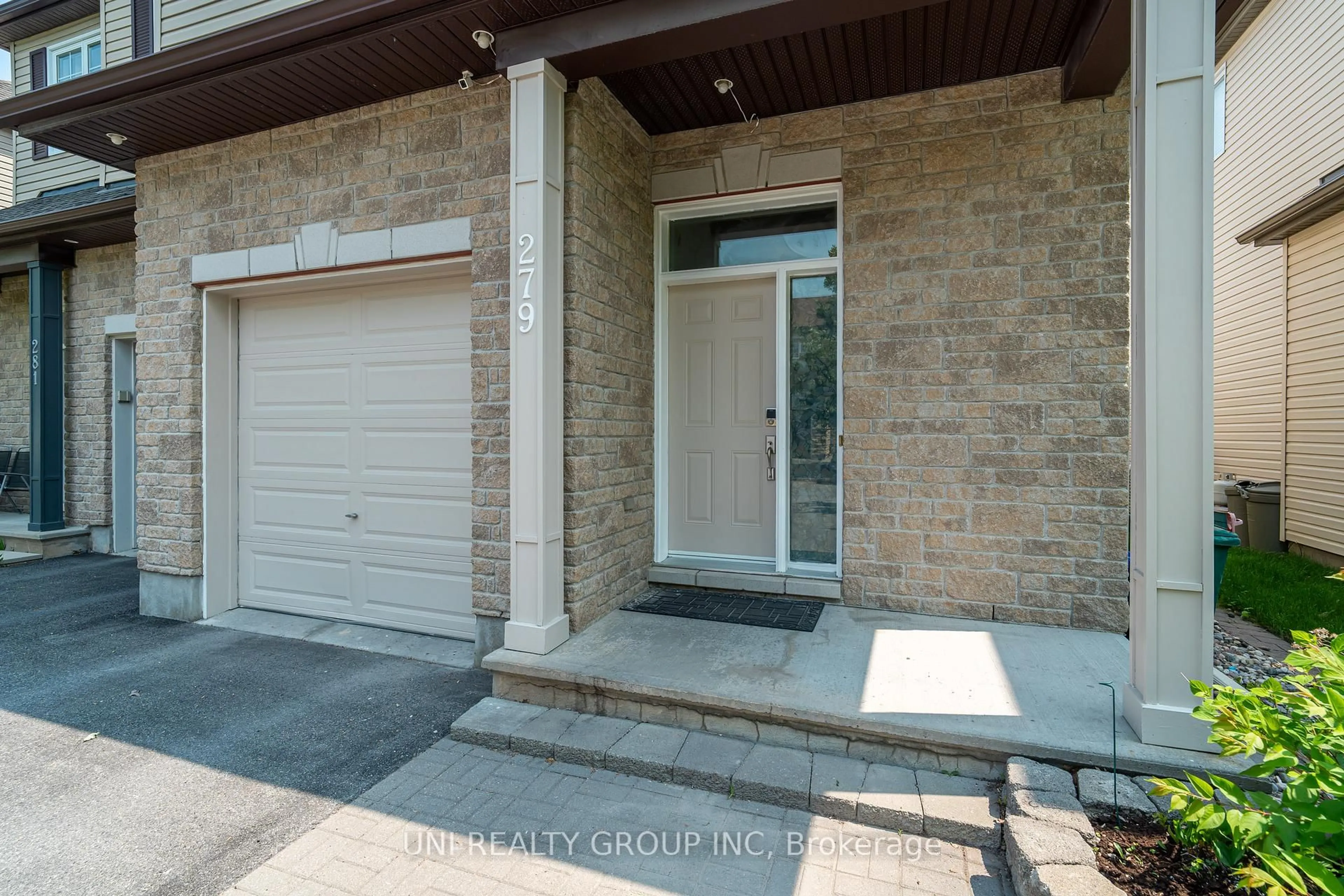Indoor entryway for 279 HARTHILL Way, Ottawa Ontario K2J 0P2