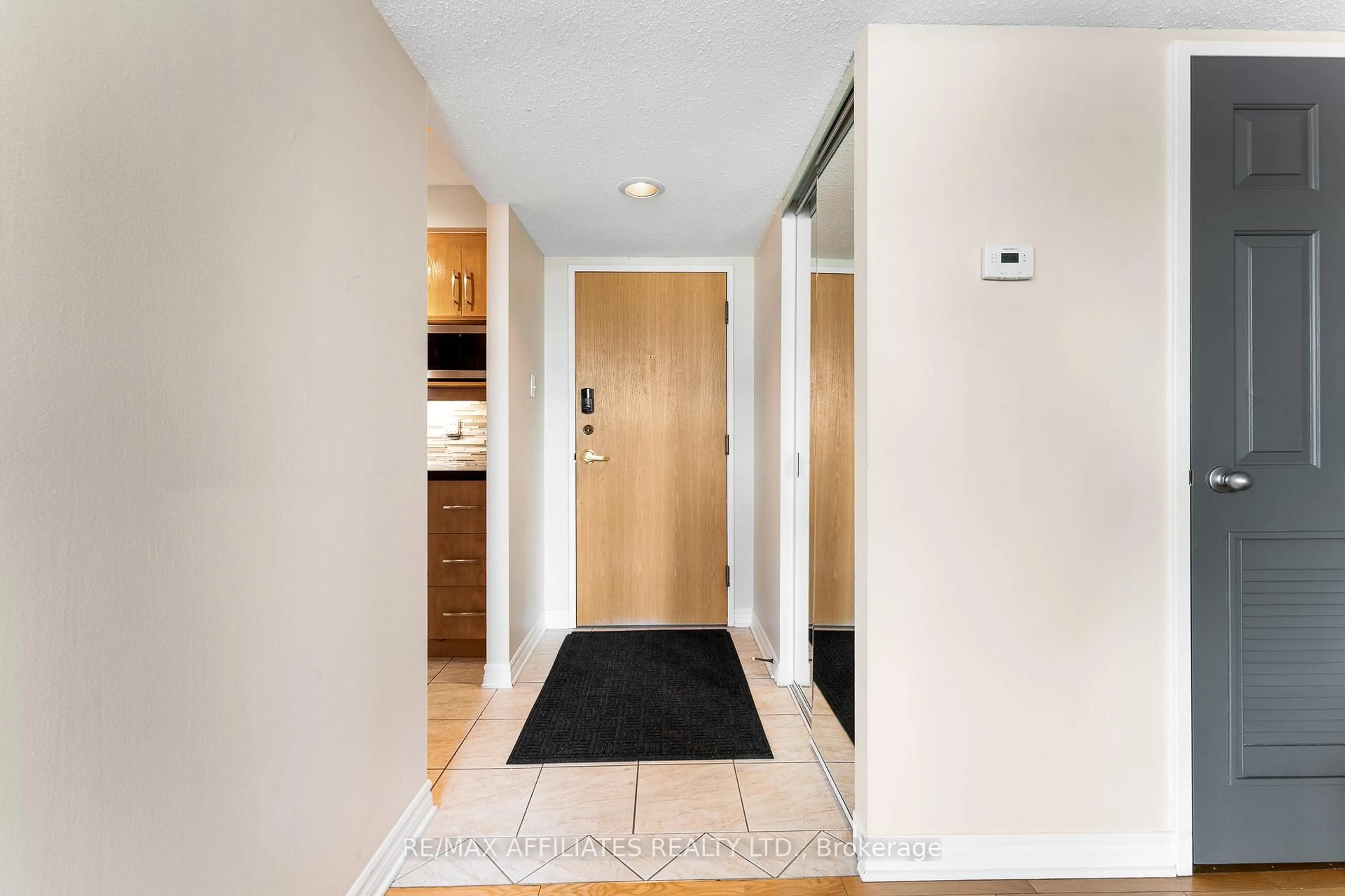 Indoor entryway for 470 Laurier Ave #PH-2301, Ottawa Ontario K1R 7W9